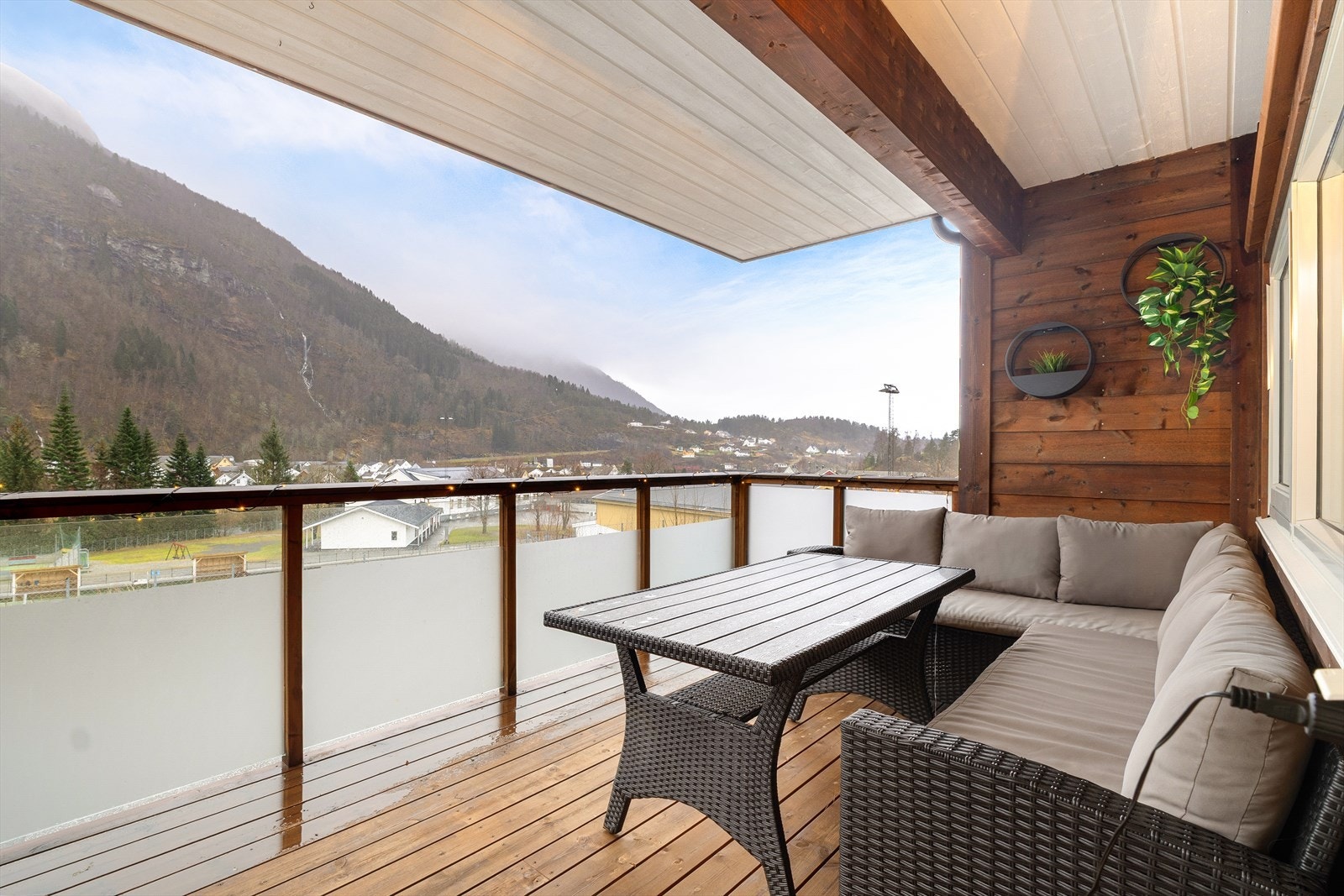 - Det at balkongen er delvis overbygget gjør bruksmulighetene betraktelig større, og den kan nytes selv om regndråpene melder sin ankomst - Galleribilde