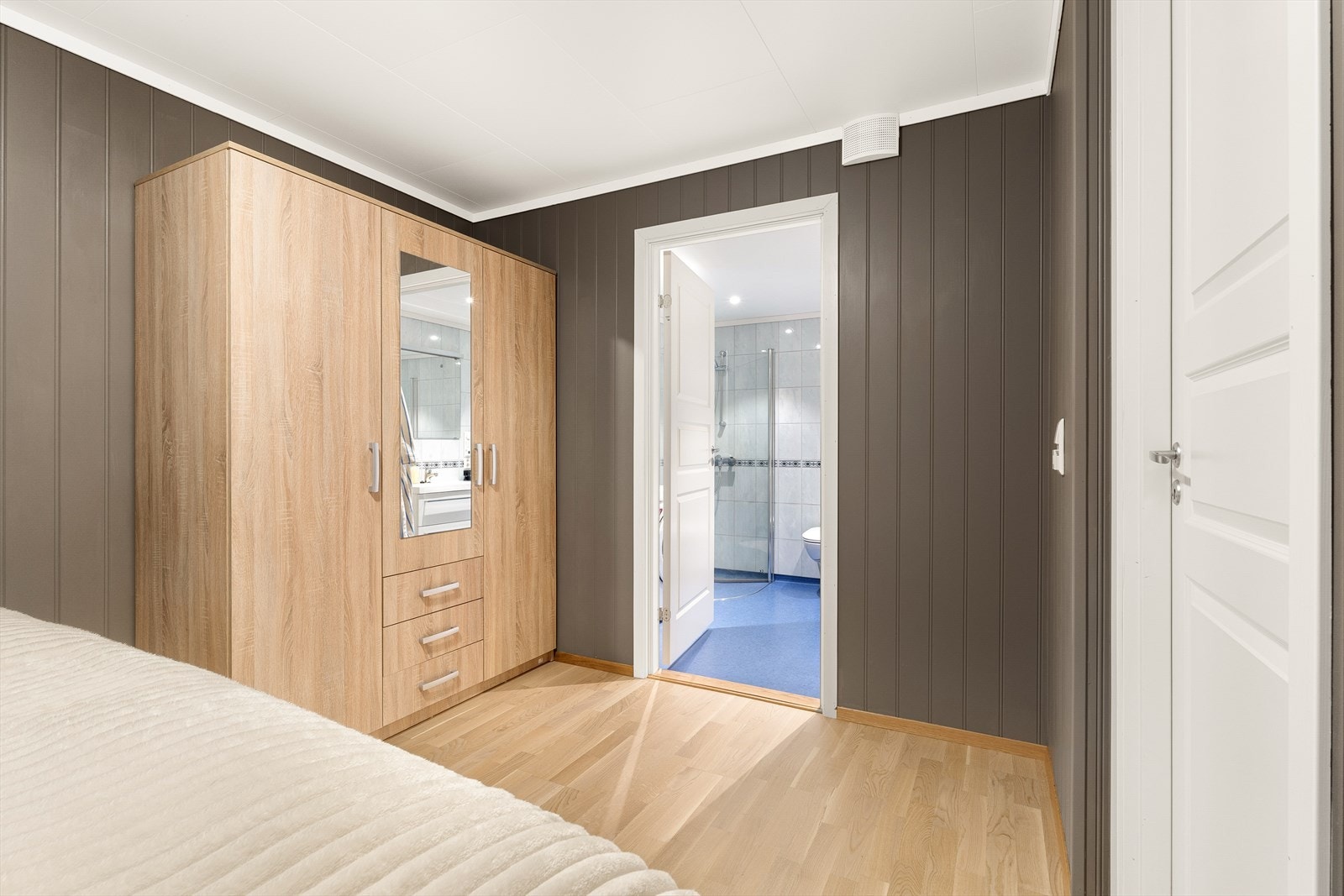 - Hovedsoverommet måler 11,6m² og har god plass til dobbeltseng samt øvrig ønsket møblement. Merk direkte tilkomst til bad - Galleribilde