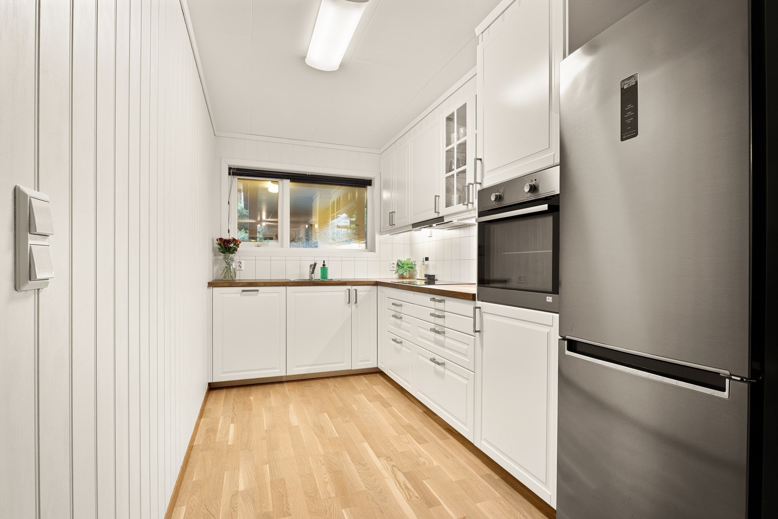 - Klassisk og tidsriktig kjøkkeninnredning med profilerte fronter og benkeplate av massiv tre og finer - Galleribilde