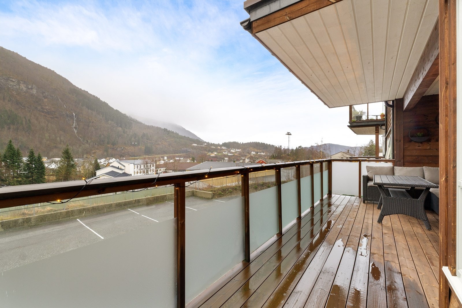 - Balkongen måler 16m² og har god plass til ønsket utemøblement i ulike soner - Galleribilde