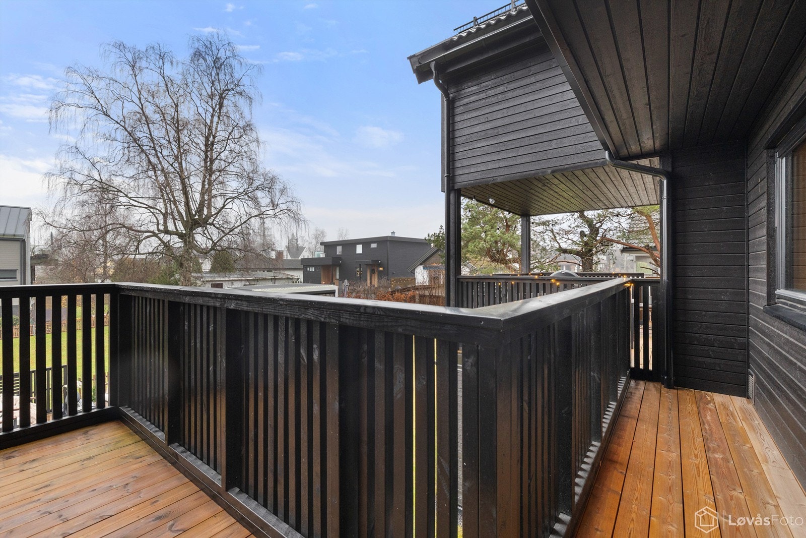 Balkongen er delvis overbygget, noe som gir ly for vær og vind. Galleribilde