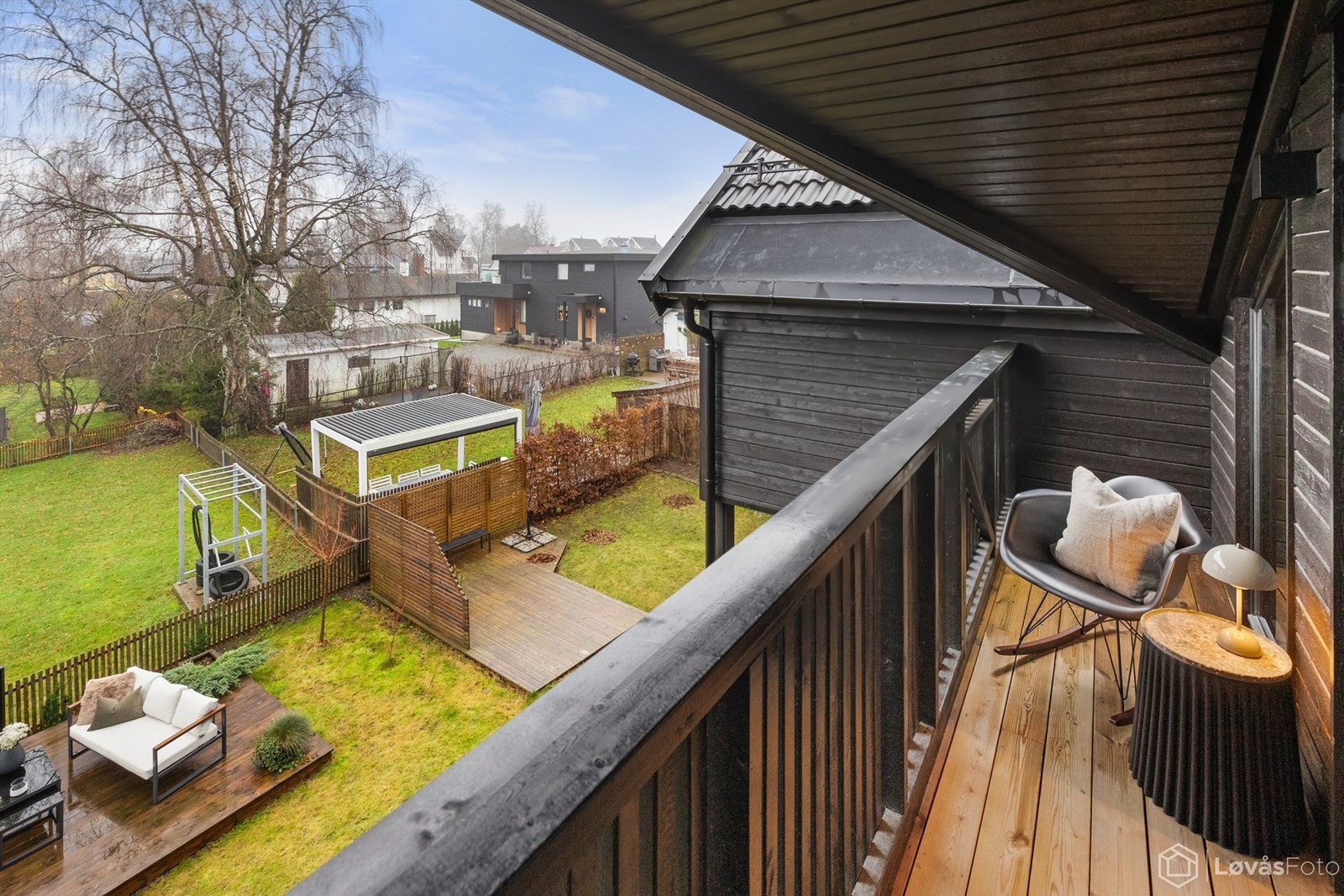 Fra balkongen i tredje etasje har man utsyn over hagen og nærområdet. Galleribilde