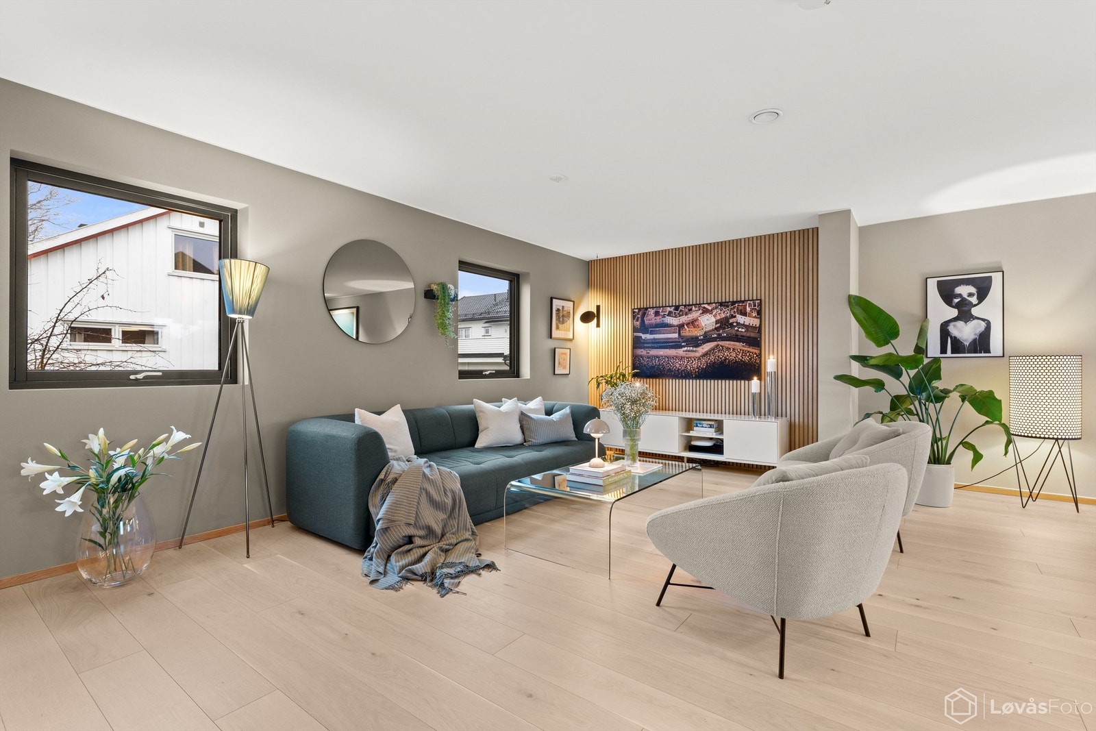 En vegg med trespiler gir rommet en lun og moderne karakter. Galleribilde