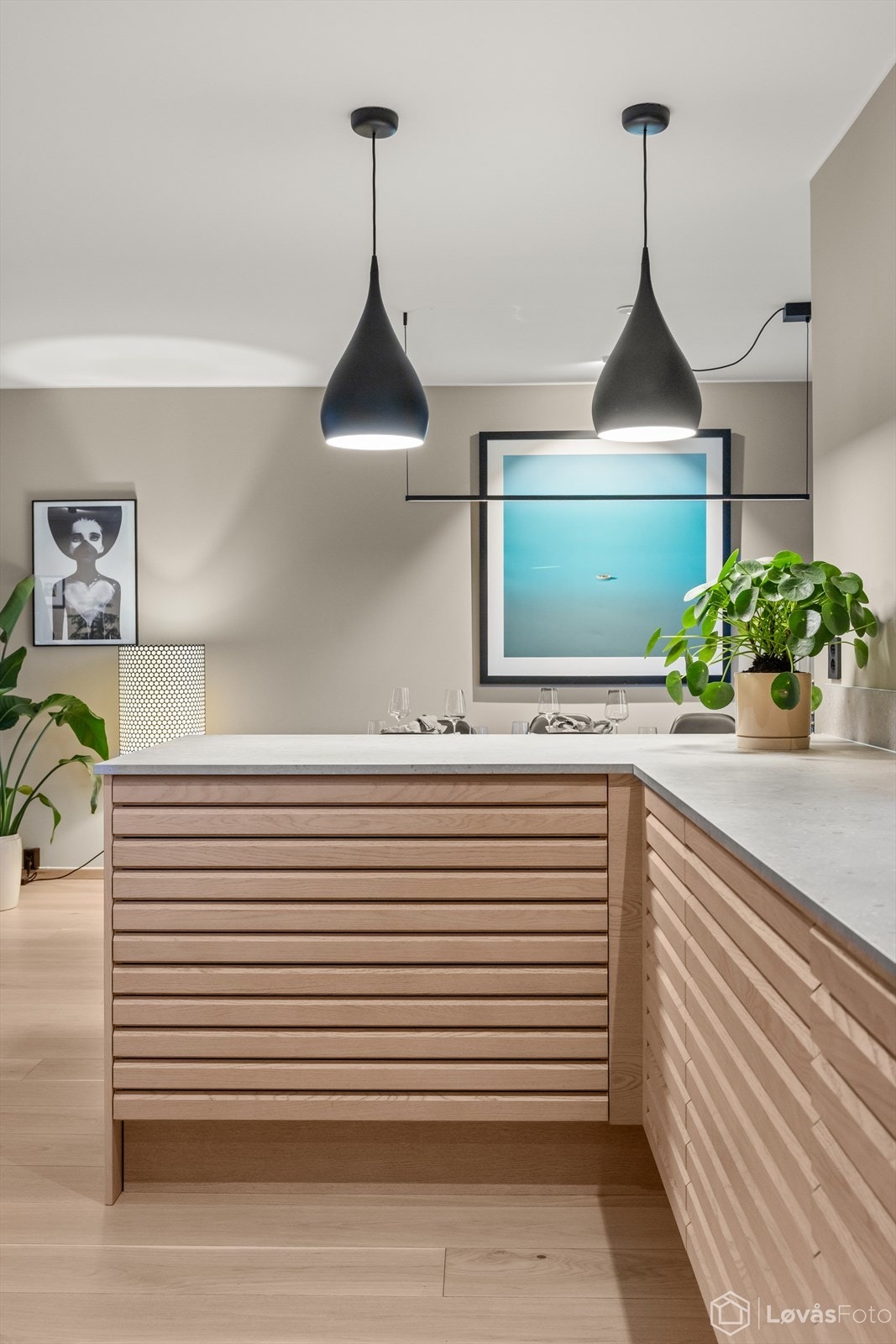 Kombinasjonen av mørke skap og fronter i varmt treverk gir et tidløst uttrykk. Galleribilde