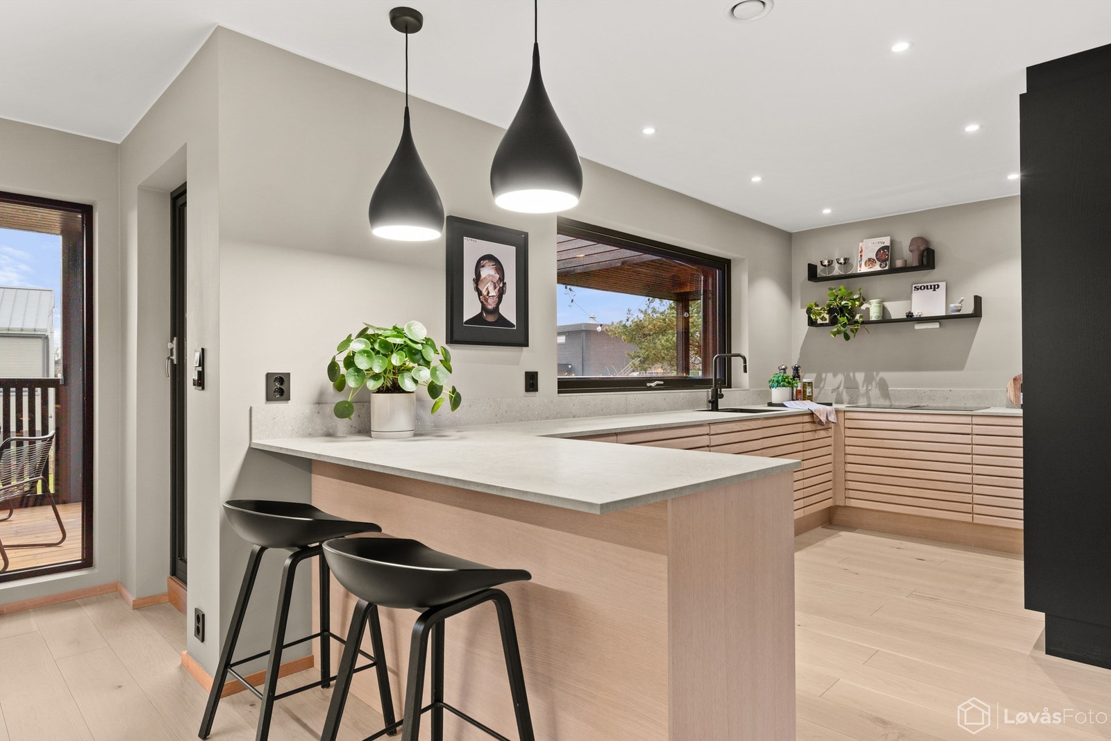 Kjøkkenøy med barløsning er en fin plass for frokost eller som en sosial sone. Galleribilde