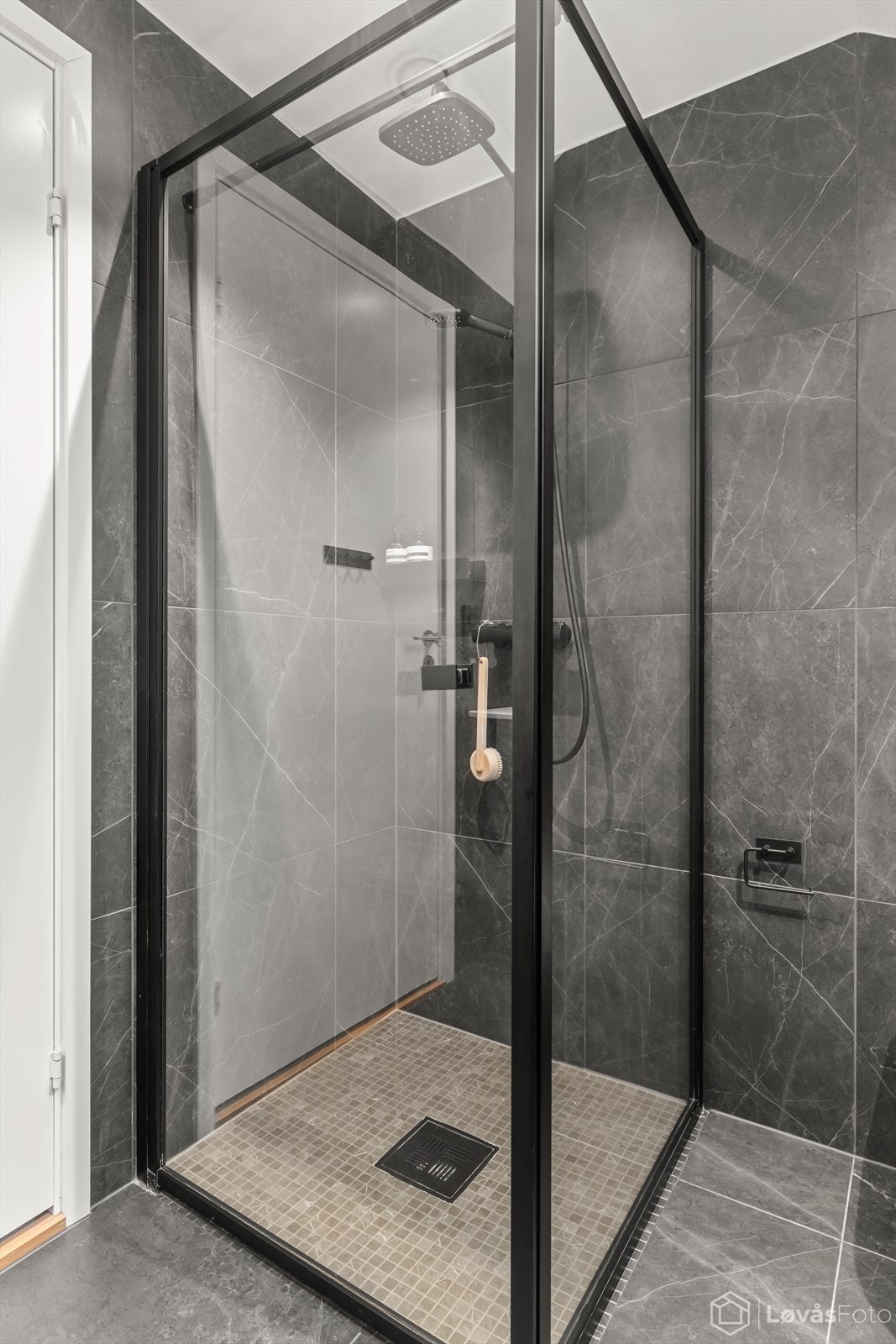 Dusjsonen har innfellbar glassdør og dusjarmatur med både hånddusj og regndusj. Galleribilde