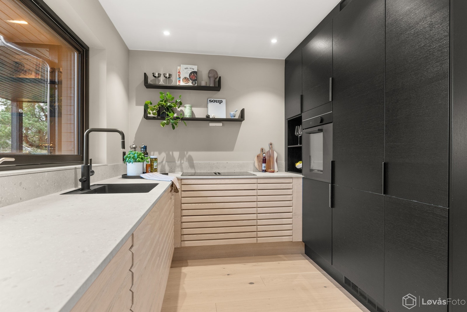 Stilrent kjøkken fra Sigdal med mørke, slette fronter og integrerte hvitevarer. Galleribilde