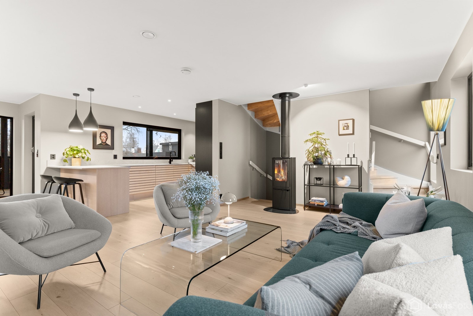 Den åpne løsningen gir en luftig romfølelse med gjennomgående enstavs parkett. Galleribilde