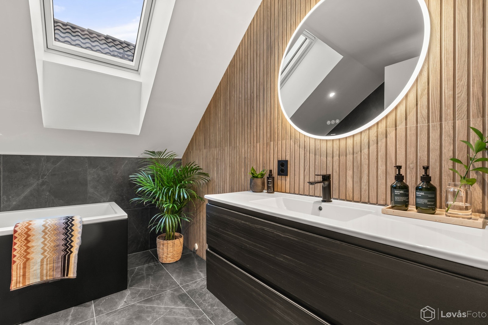 Delikat og tidløst bad med innredning fra Vikingbad og varme i gulvet. Galleribilde