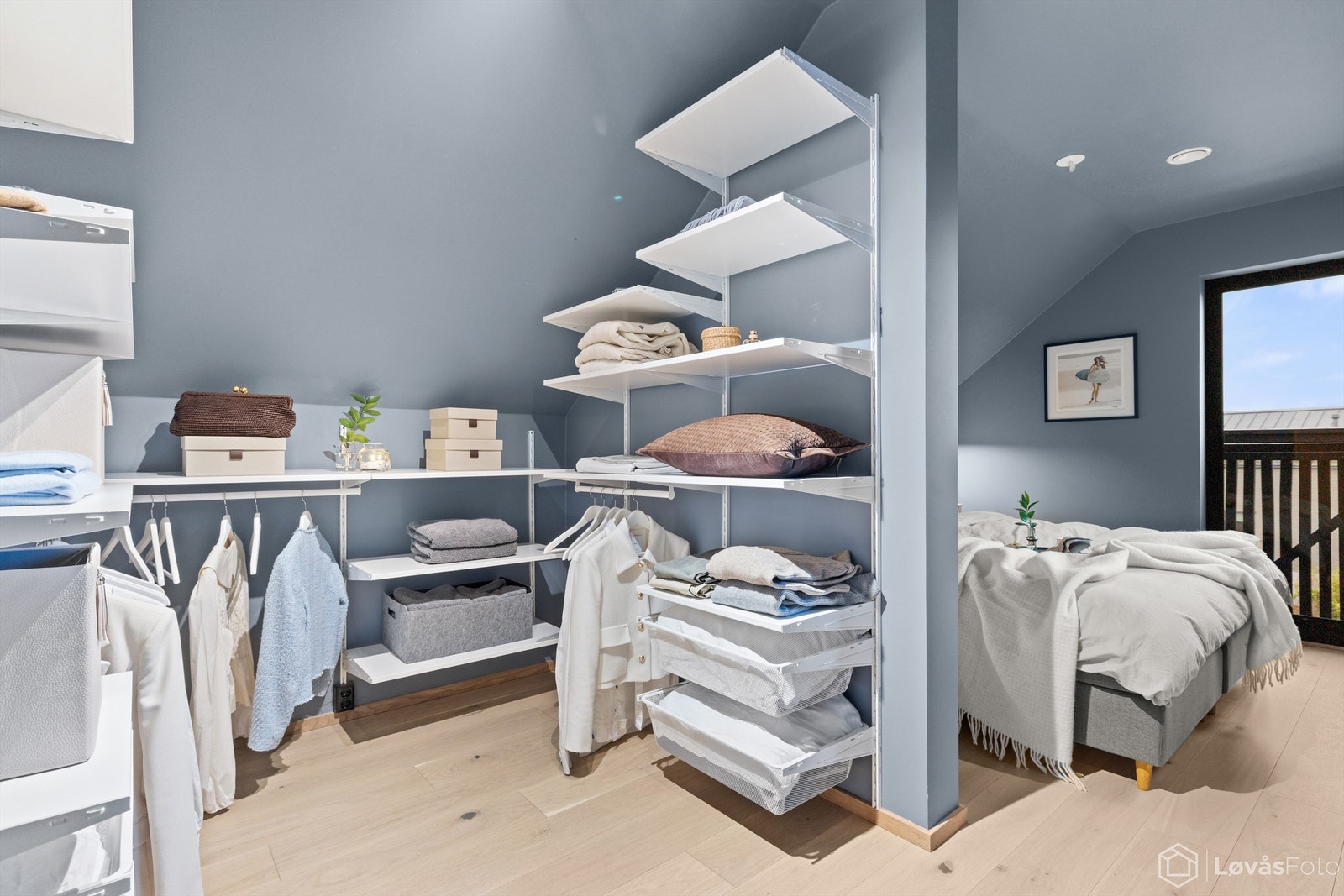 Den åpne garderobeløsningen gir rikelig med oppbevaringsplass. Galleribilde