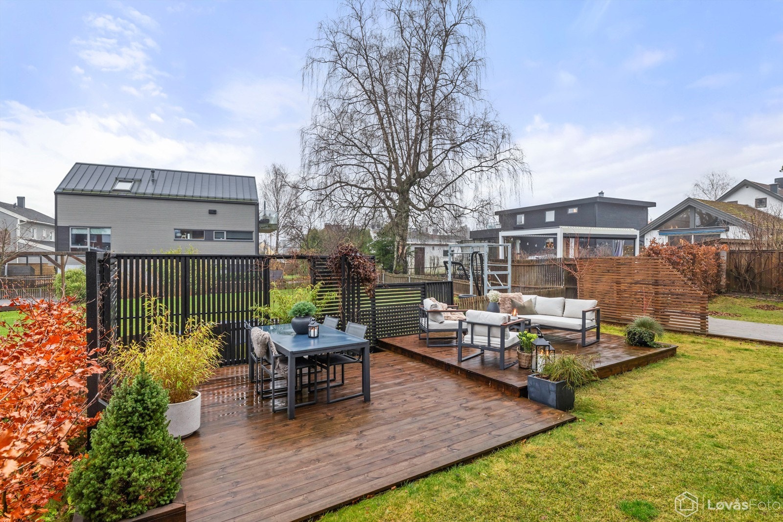 Uteområdet er solrikt og ligger skjermet til, ideelt for lek og sosiale sammenkomster. Galleribilde