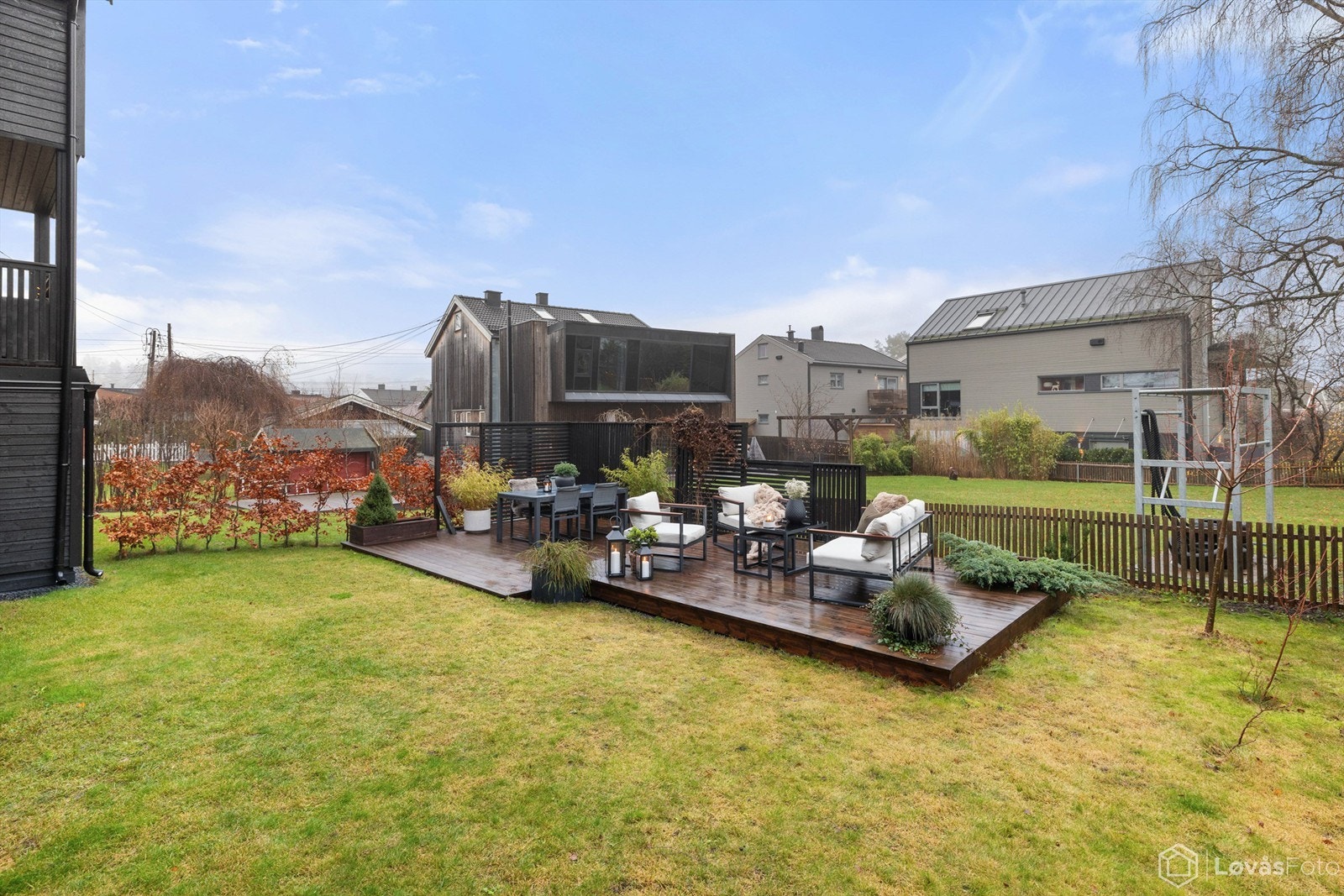 Fra første etasje er det utgang til en stor terrasse på 34 m² og en privat hage. Galleribilde