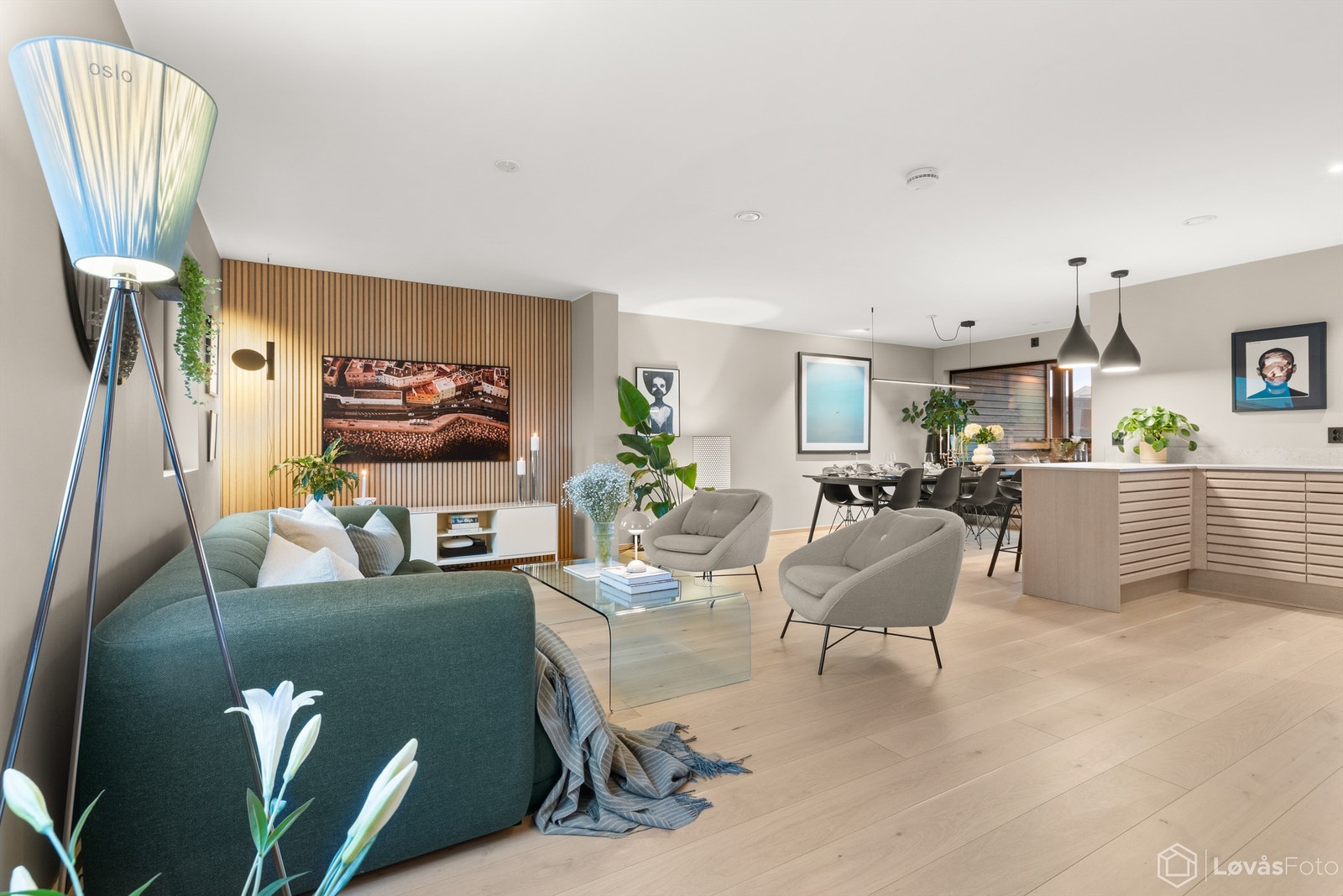 Store vindusflater og gjennomtenkte materialvalg skaper en helhetlig atmosfære. Galleribilde