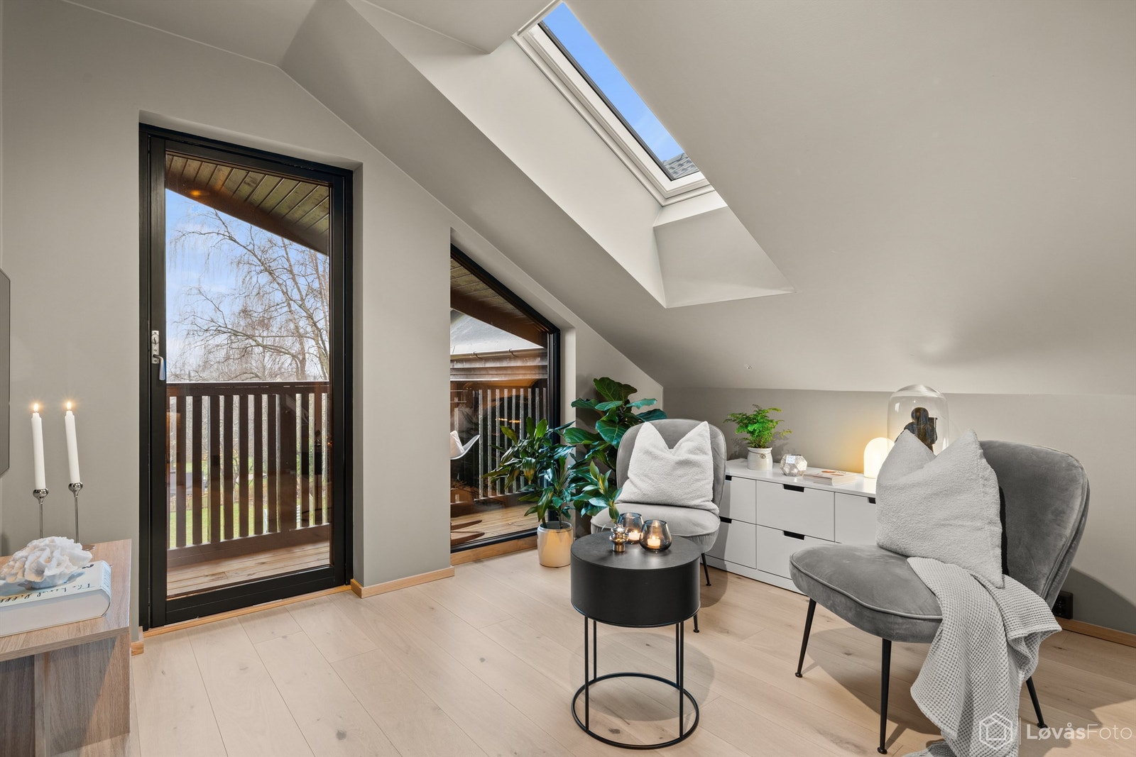 Takvinduer i kombinasjon med store vinduer gir rikelig med dagslys. Galleribilde