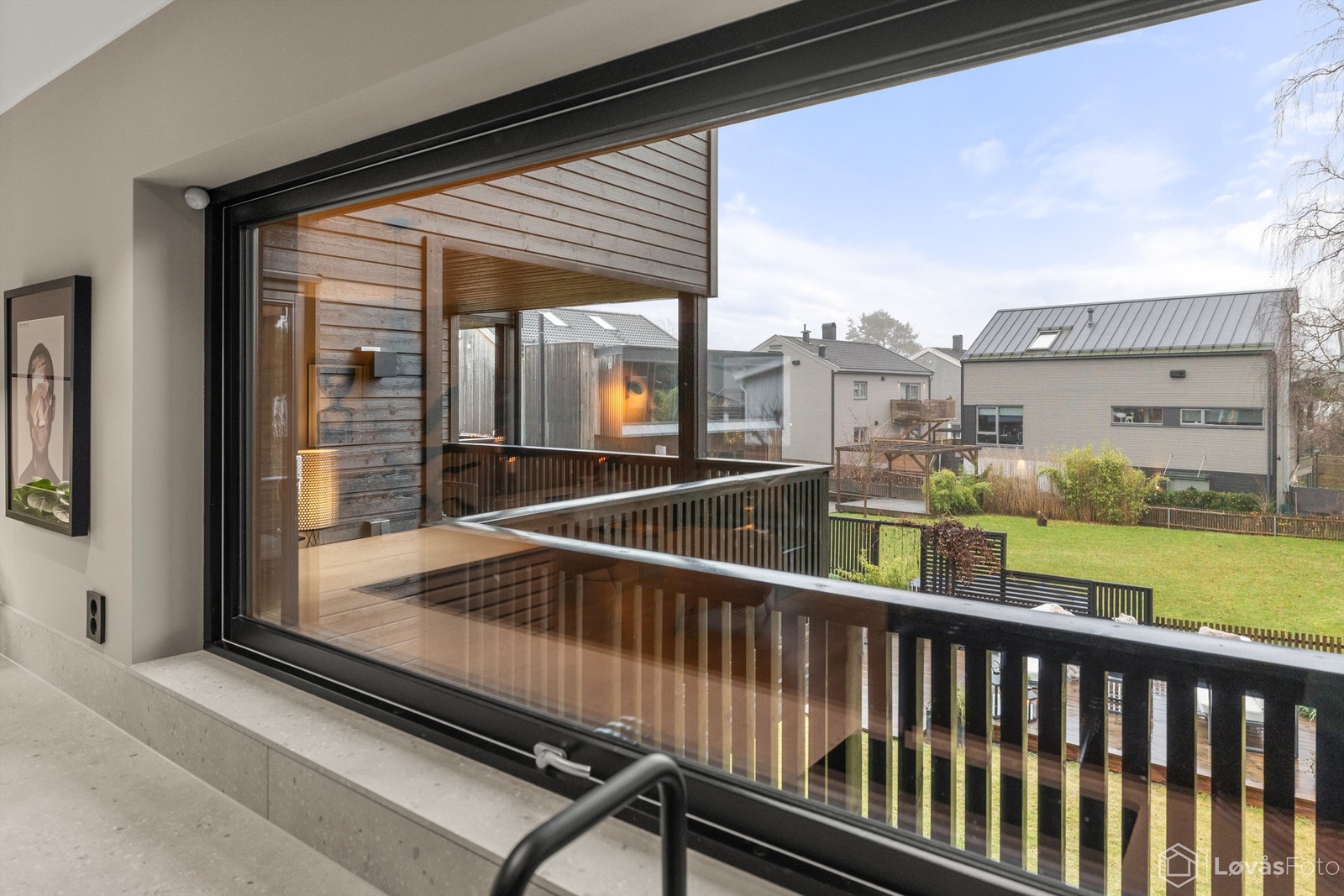 Vinduet over kjøkkenbenken gir godt med arbeidslys og utsyn. Galleribilde