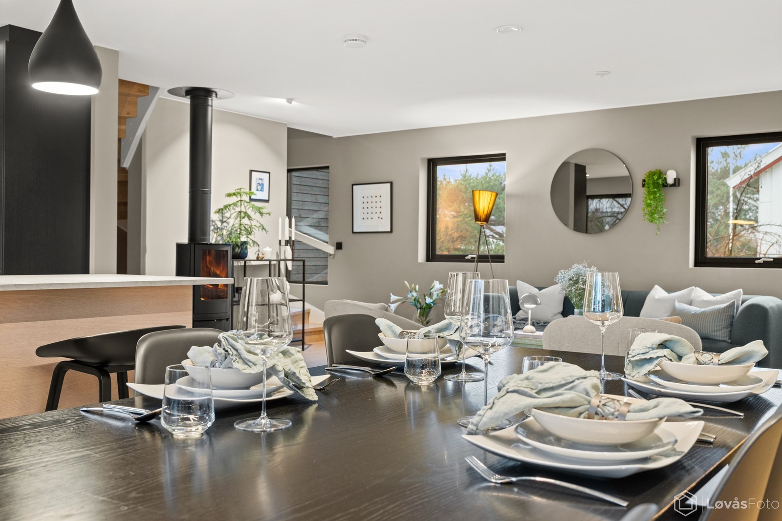 Den åpne planløsningen gjør dette til et sosialt og samlende rom. Galleribilde