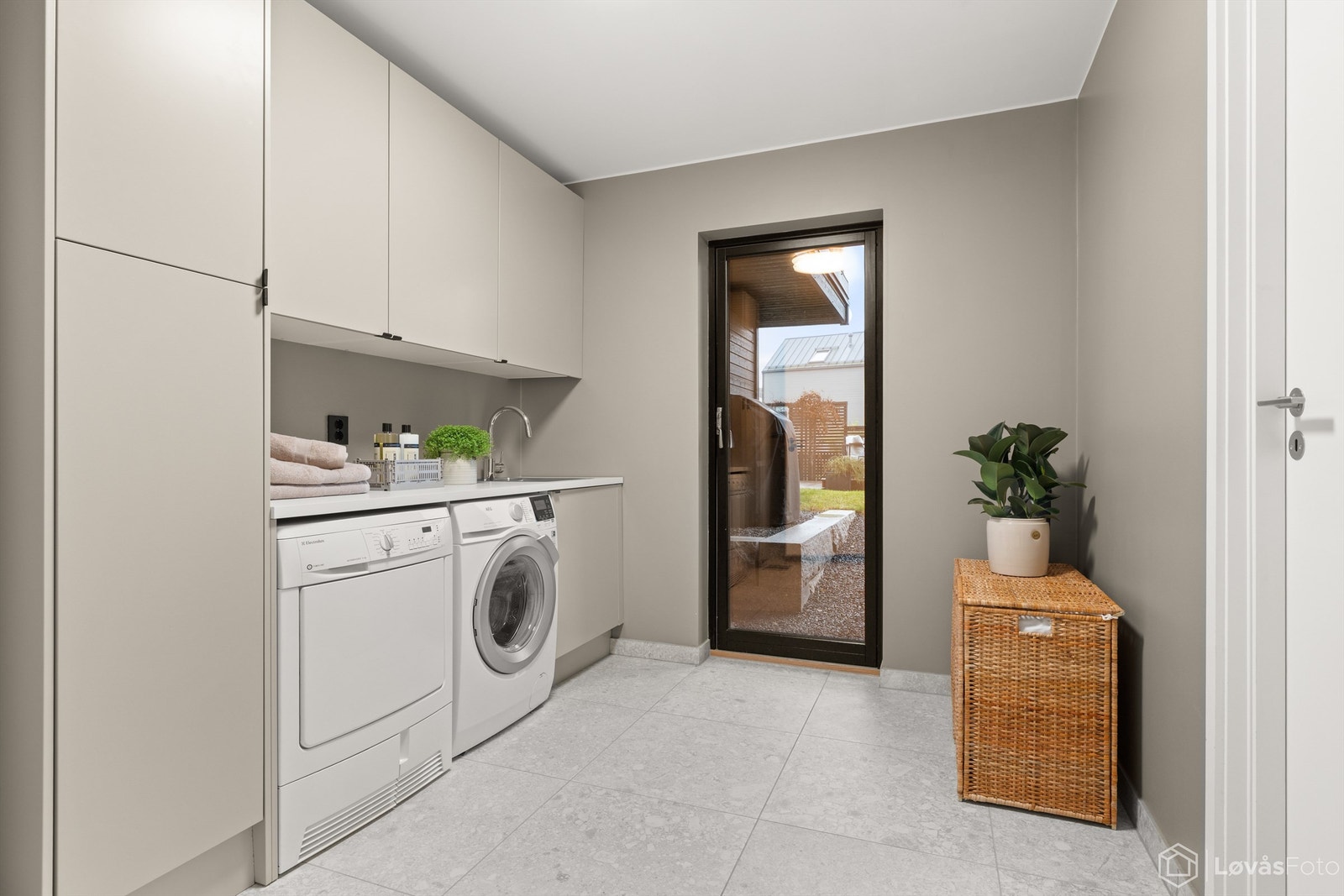 Separat vaskerom med egen inngang fra hagen forenkler en hektisk hverdag. Galleribilde