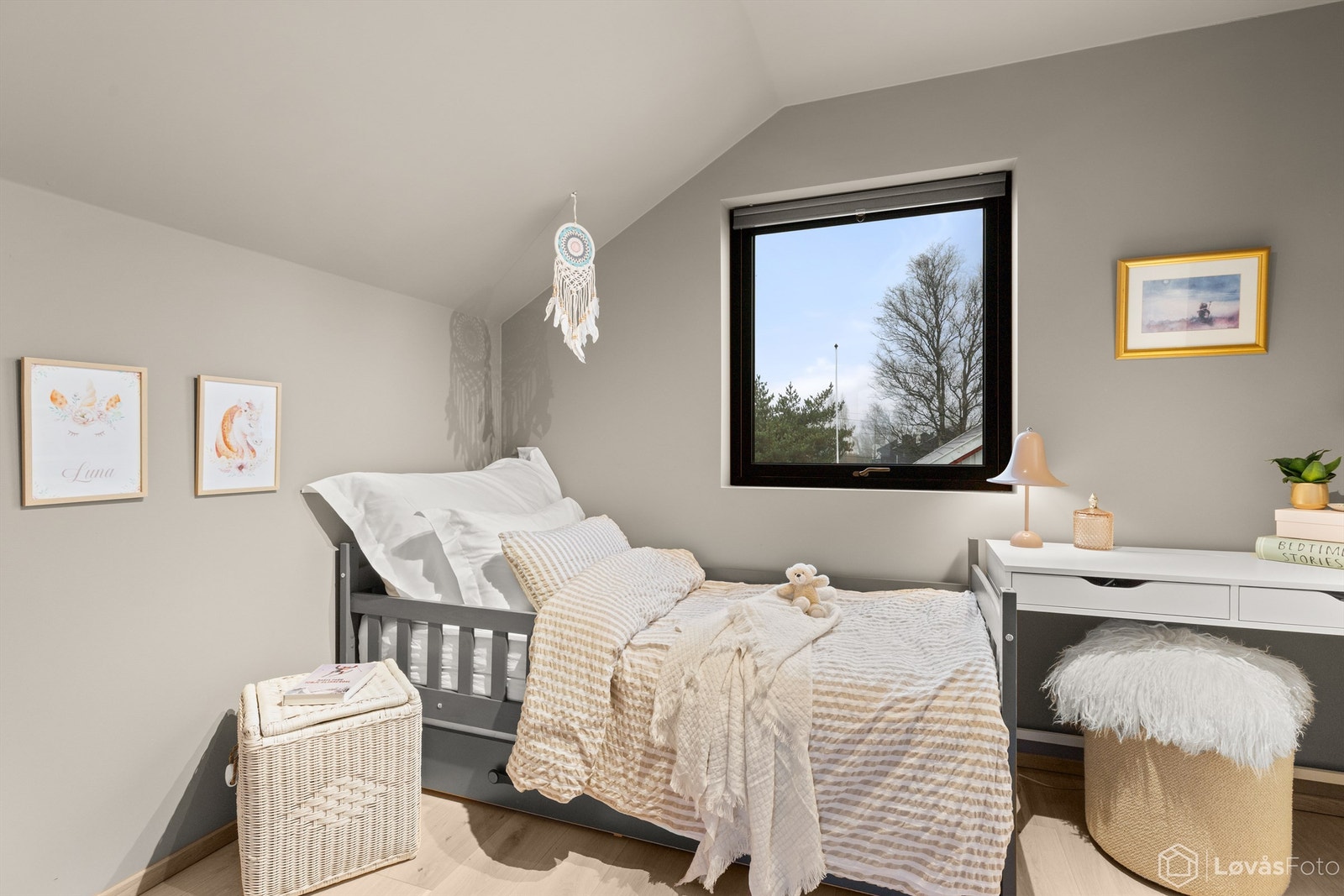 Det ene av to gode barnerom, med plass til seng og skrivepult. Galleribilde