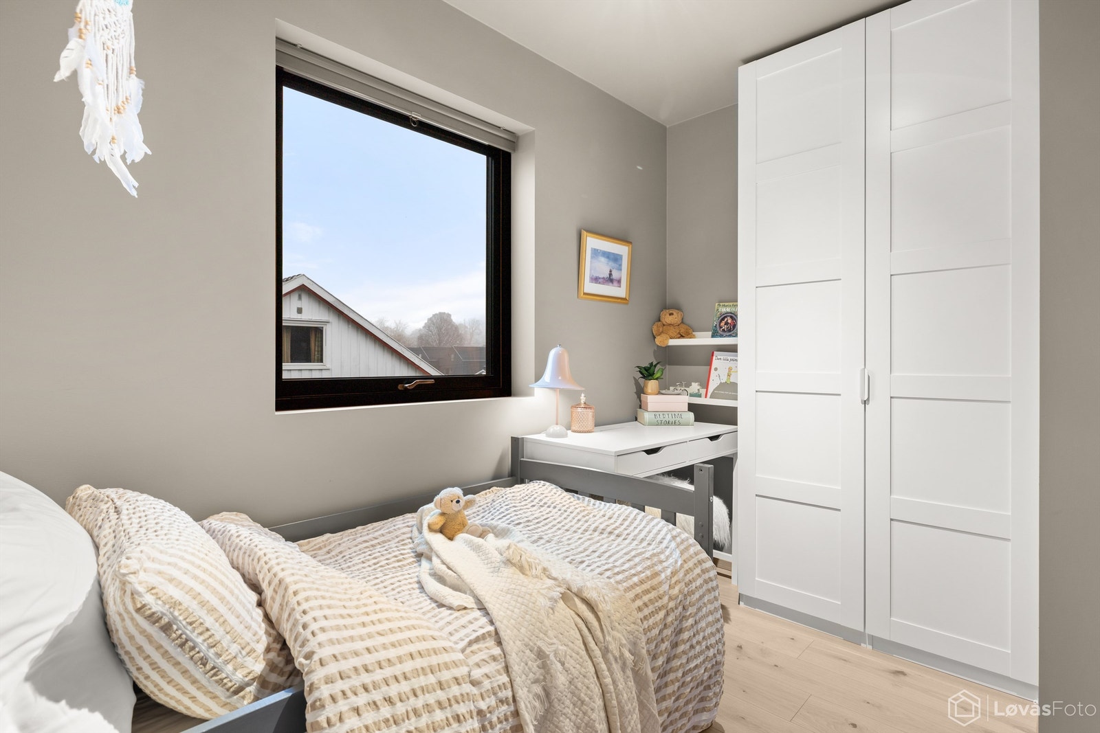 Rommet har plass til garderobeskap for effektiv oppbevaring. Galleribilde