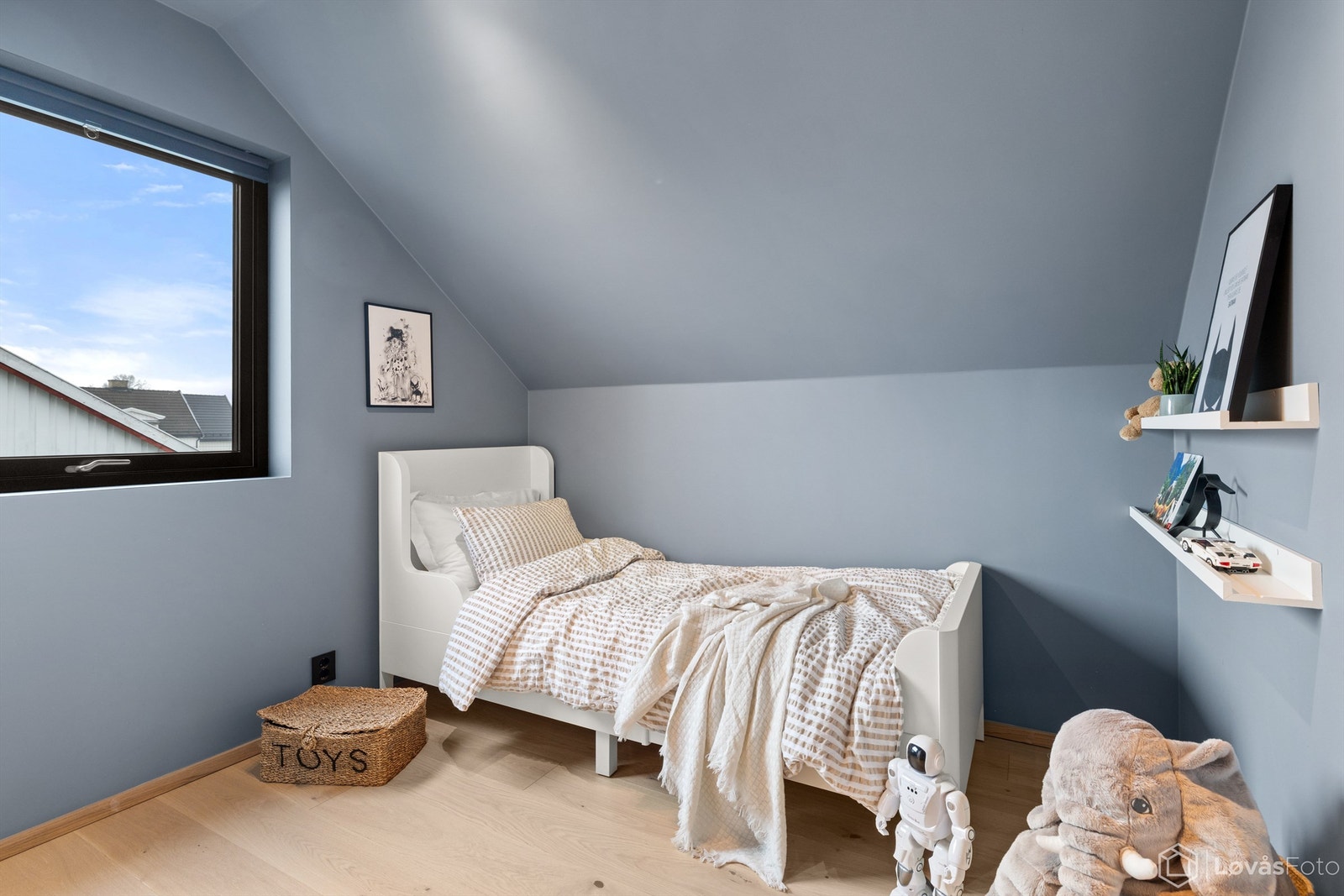 Det tredje soverommet har også en god størrelse og enstavs parkett på gulvet. Galleribilde