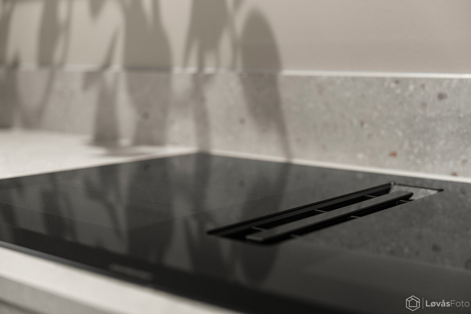 Induksjonstoppen har integrert ventilator med avtrekk ut av bygget. Galleribilde