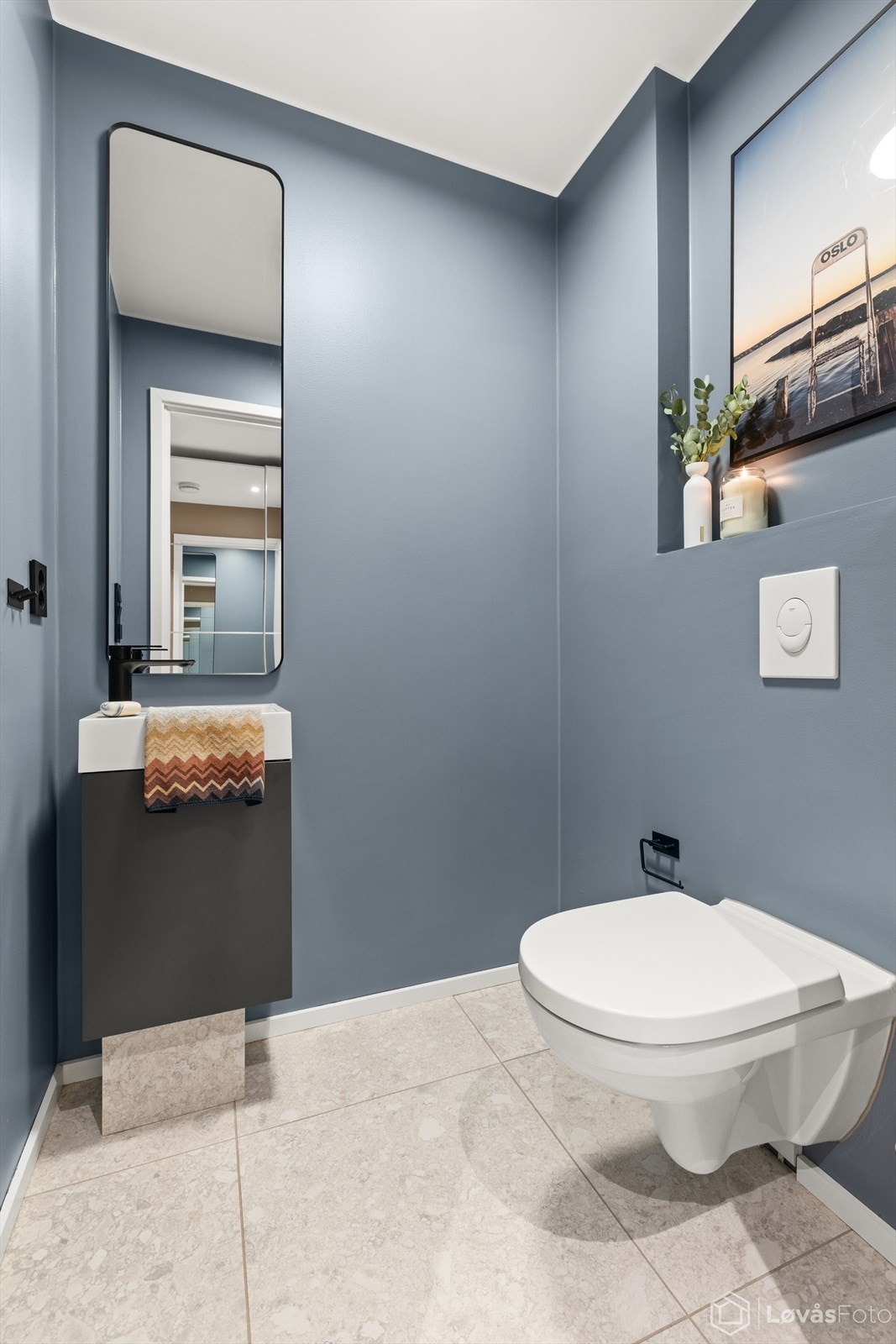 Praktisk toalettrom i første etasje, med gulvvarme og vegghengt toalett. Galleribilde