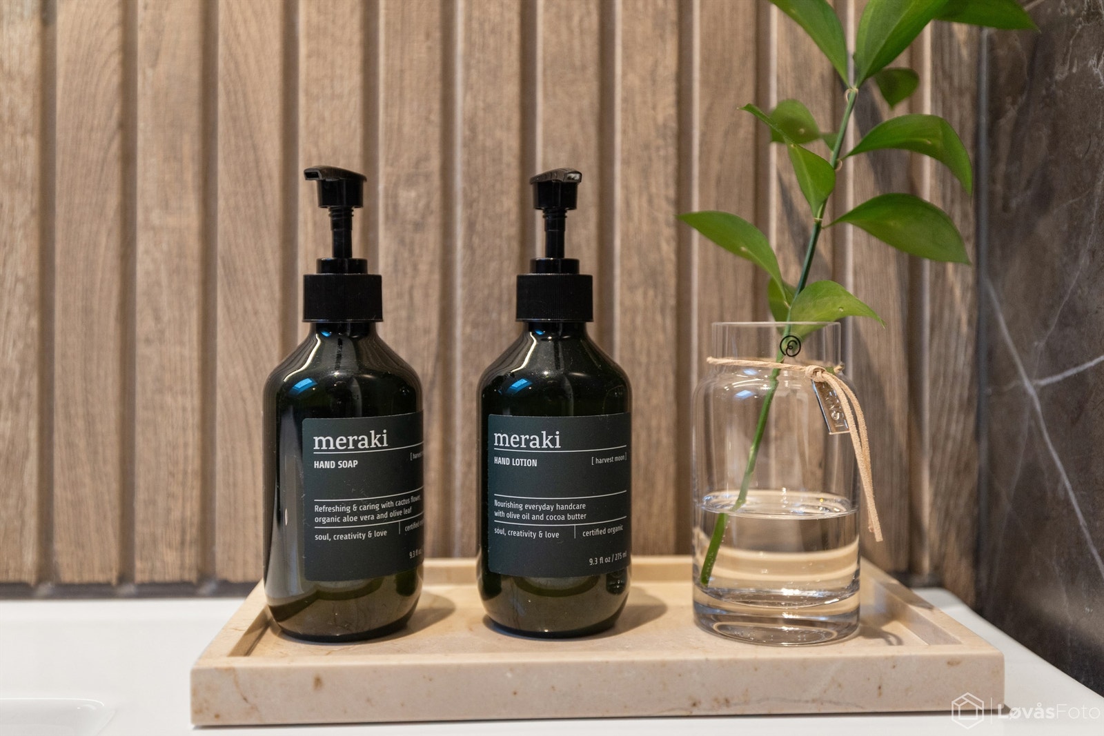 Gjennomførte detaljer med sorte armaturer og moderne materialvalg. Galleribilde