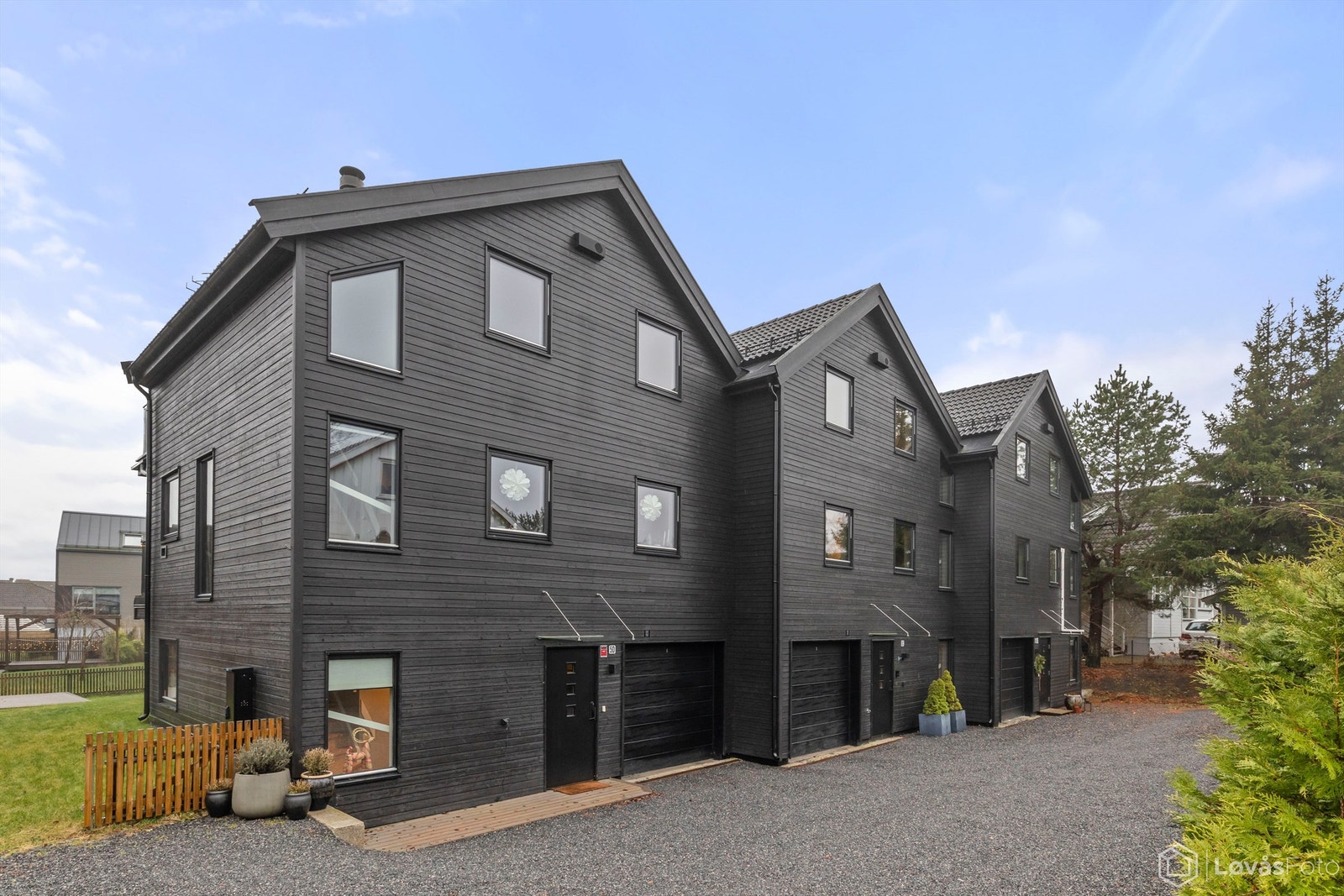 Et moderne rekkehus fra 2022, tegnet av arkitekt Nils-Henrik Henningstad. Galleribilde