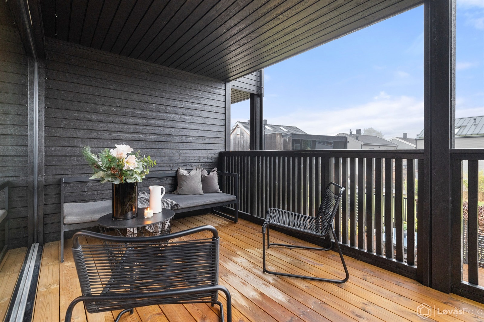 Den romslige balkongen er en fin forlengelse av stuen. Galleribilde