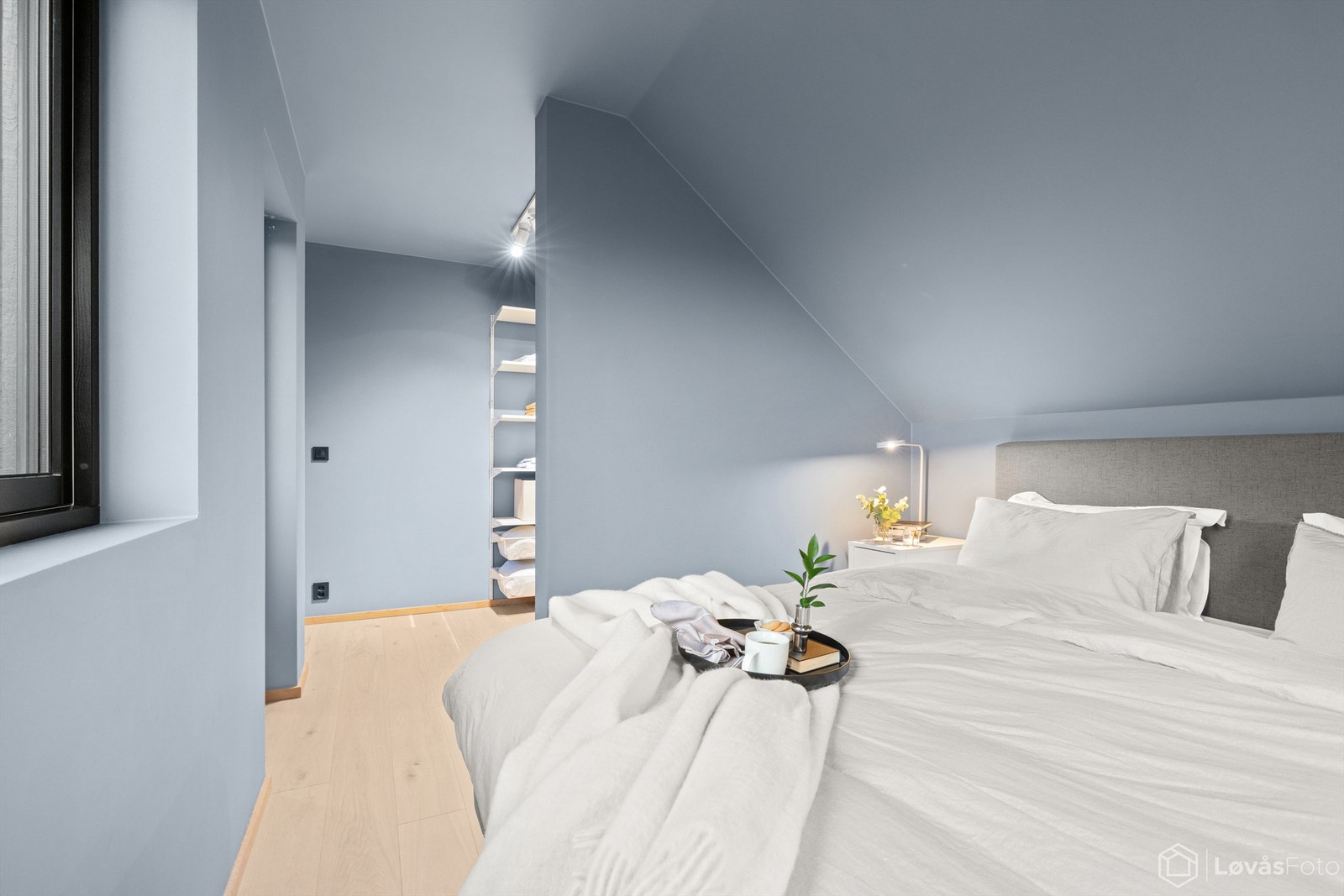 Rommet har en egen avdeling for garderobe. Galleribilde