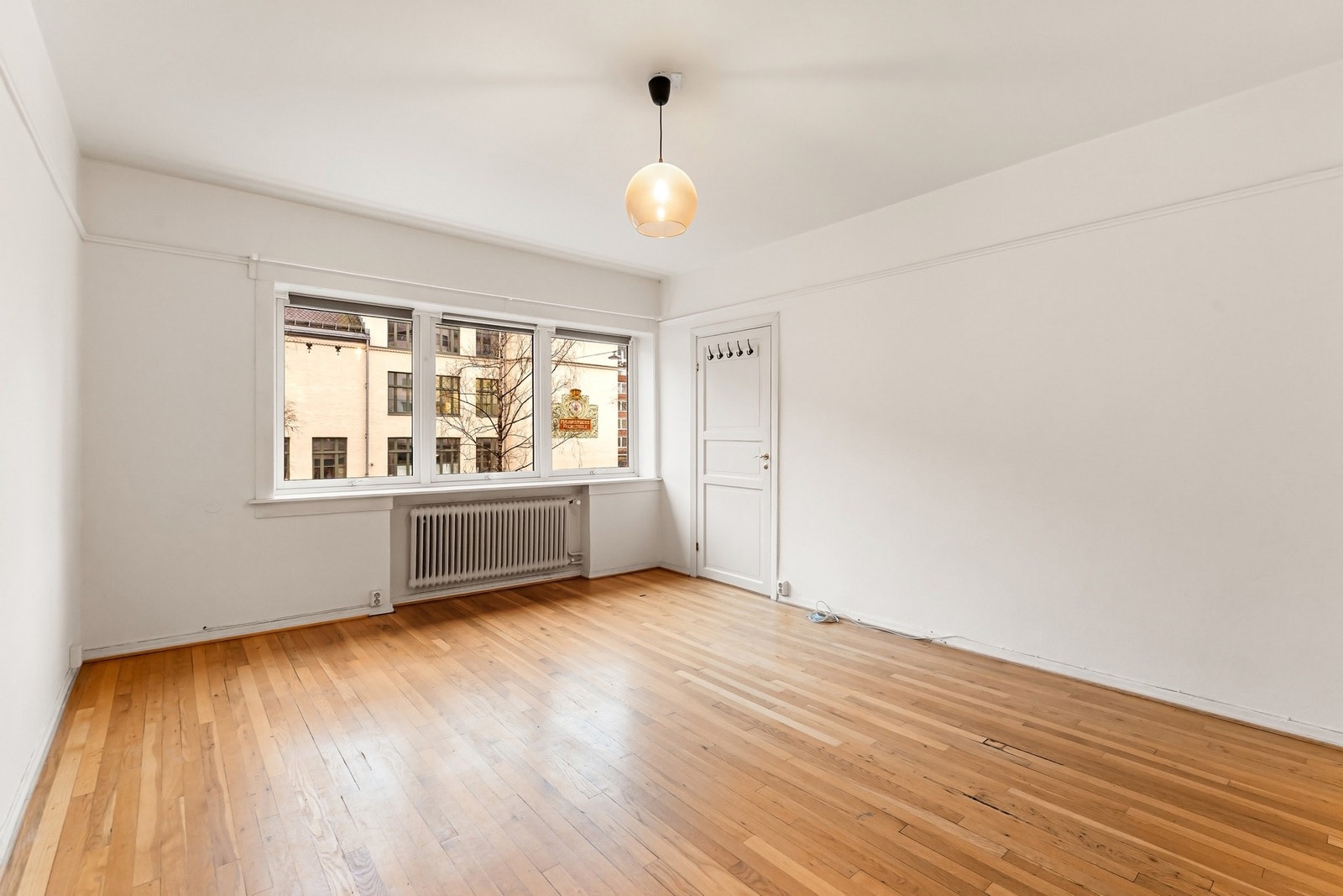 Leiligheten byr på en romslig og lys stue med gode møbleringsmuligheter. Galleribilde