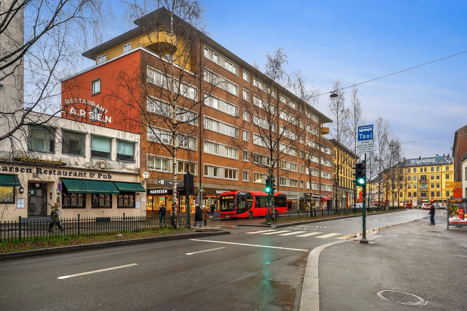 Fasade. Her bor du midt i hjertet av byen, med et bredt utvalg av servicetilbud og fasiliteter rett utenfor døren. Galleribilde