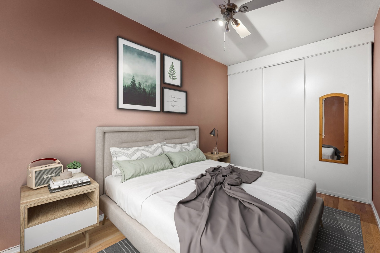 Rommet har god størrelse og plass til seng og garderobeløsning. Det er etablert garderobeskap langs vegg. Digital illustrasjon. Galleribilde