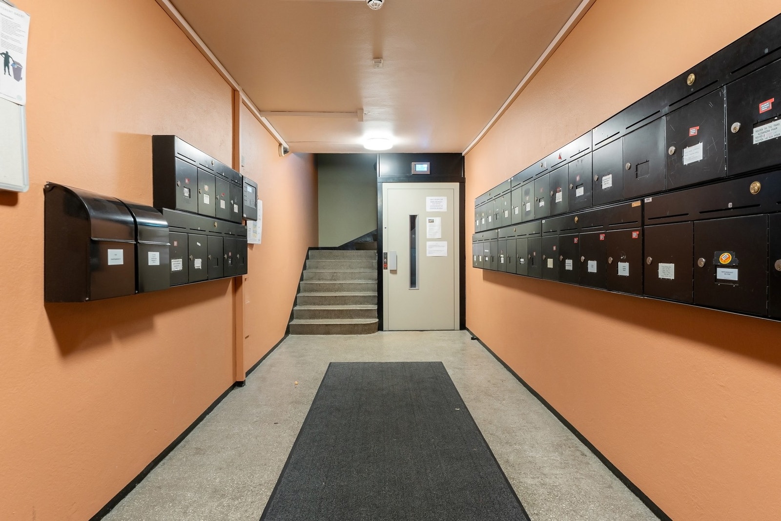 Inngangspartiet fremstår som ryddig og funksjonelt, og gir et godt førsteinntrykk ved ankomst. Trappeoppgang med heisadkomst gir enkel og praktisk tilgang til leiligheten. Galleribilde