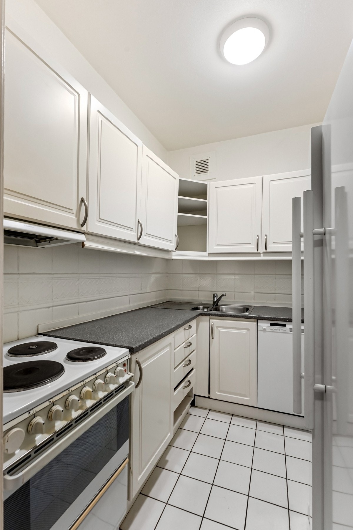 Kjøkkenet har eldre innredning med profilerte fronter. Galleribilde