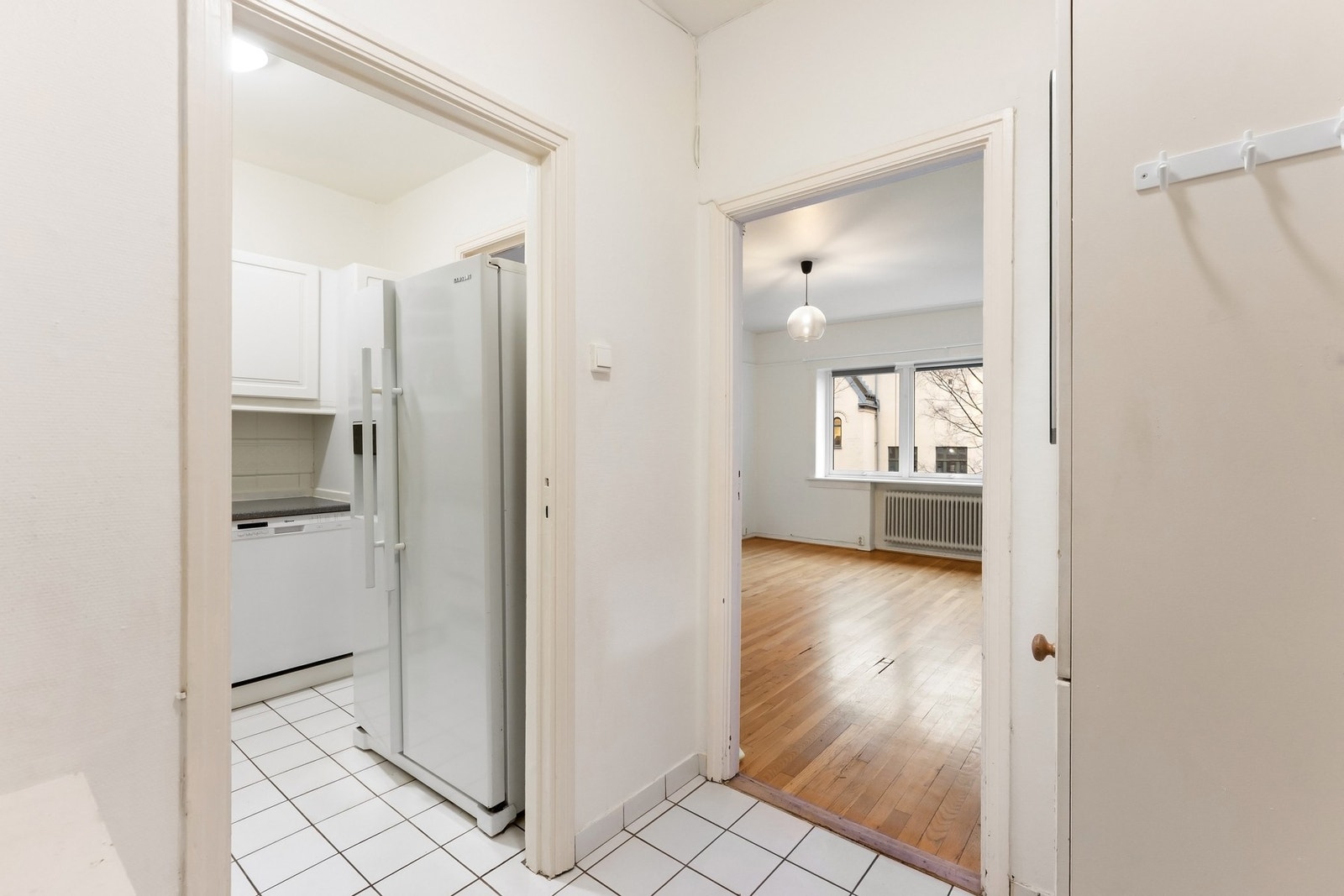 Entréen fungerer som et praktisk bindeledd mellom rommene i leiligheten. Galleribilde