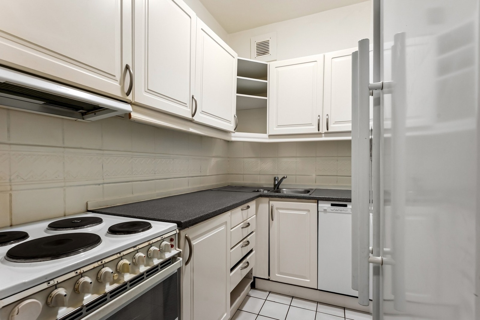 Kjøkkenets planløsning gir gode muligheter for videre utvikling og oppgradering, og passer godt for deg som ønsker å skape et moderne og funksjonelt kjøkken tilpasset egne behov. Galleribilde