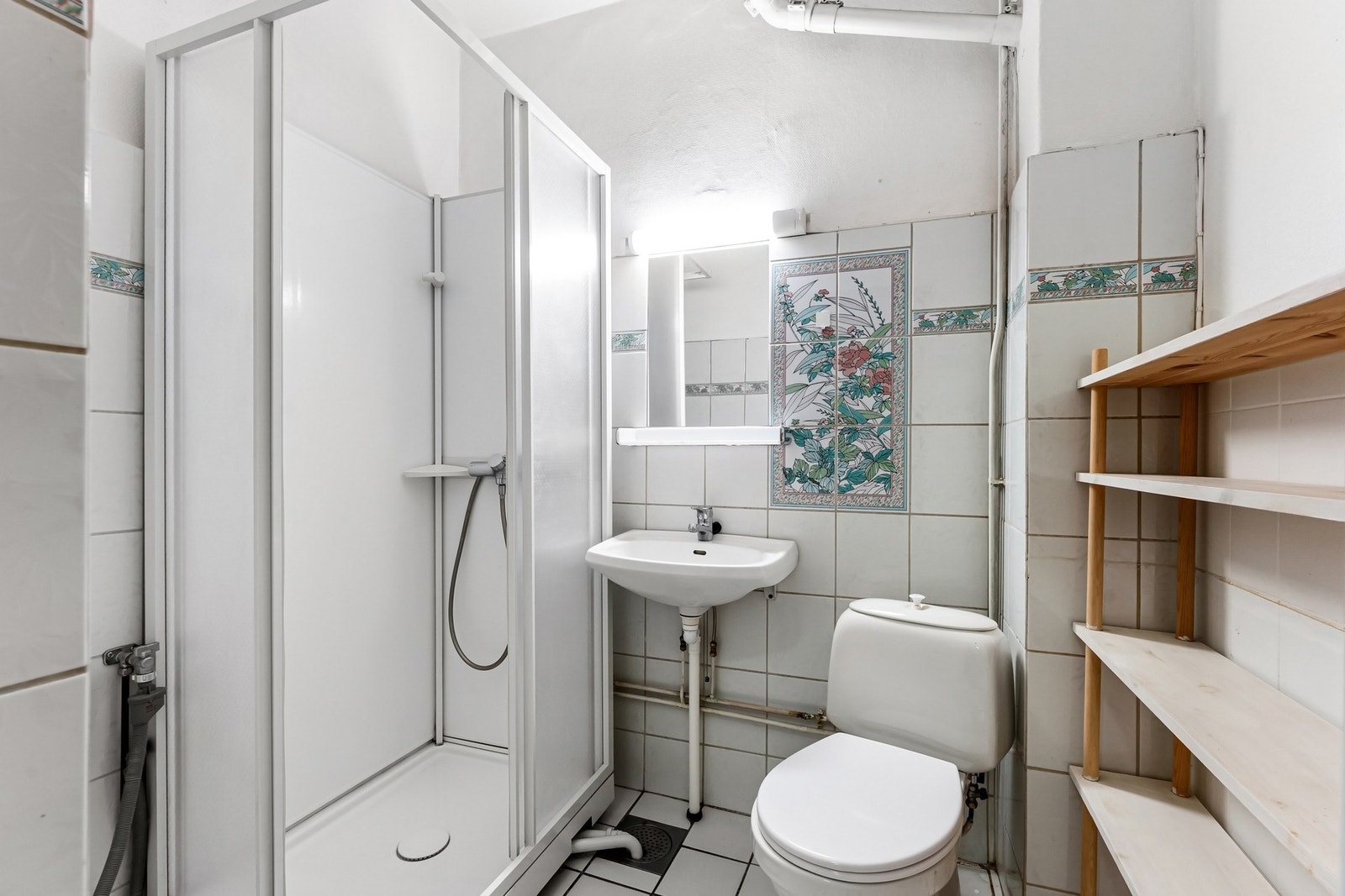 Badet er utstyrt med vegghengt servant med ett-greps armatur. Galleribilde