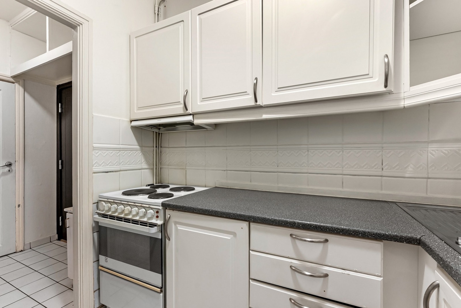 Benkeplater i laminat og flislagt mellom benk og overskap. Galleribilde