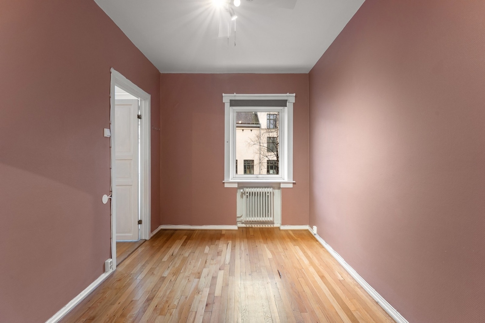 Rommet har vindu som gir naturlig lysinnslipp. Galleribilde