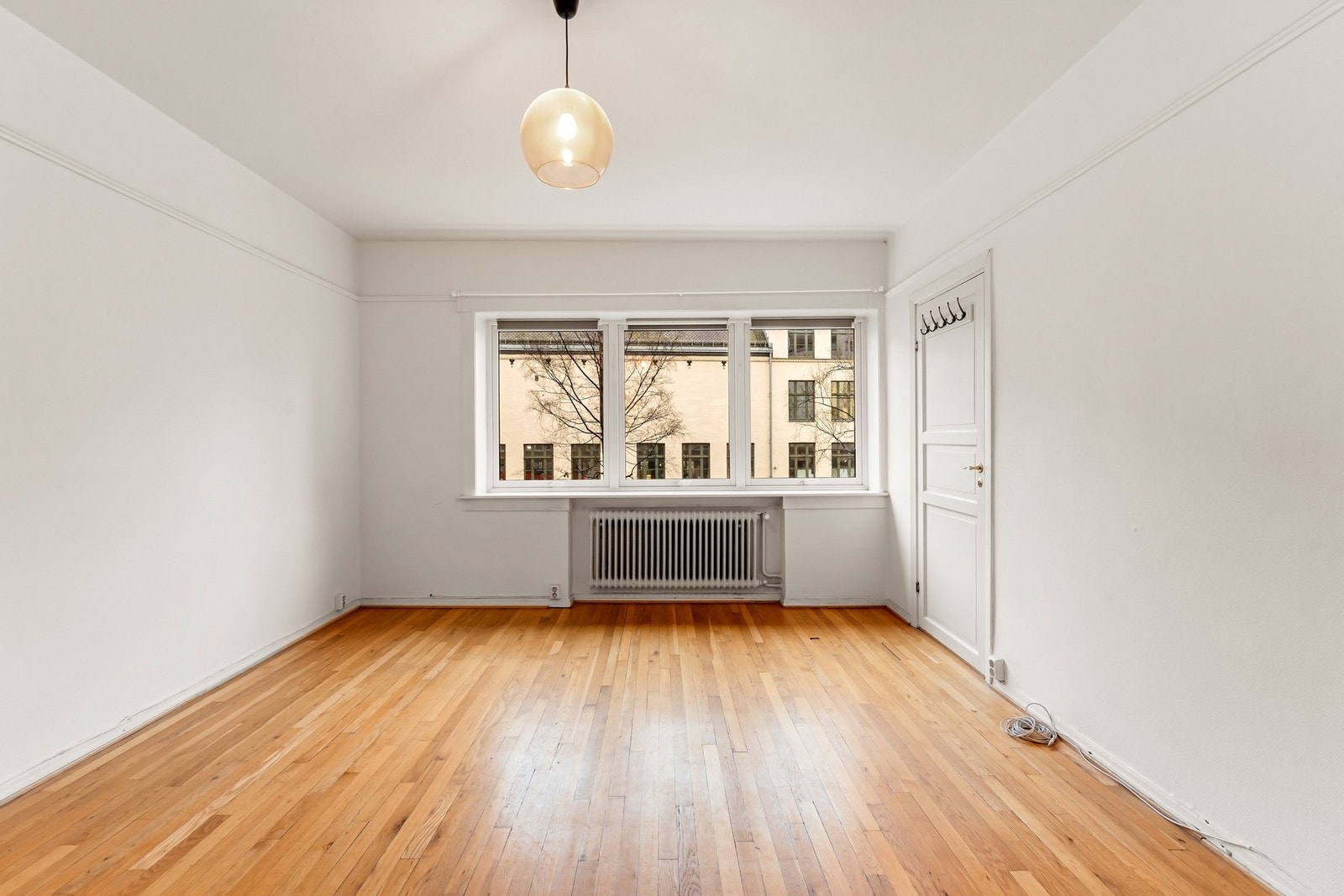 Store vindusflater slipper rikelig med naturlig dagslys inn og gir rommet en luftig og behagelig atmosfære. Galleribilde