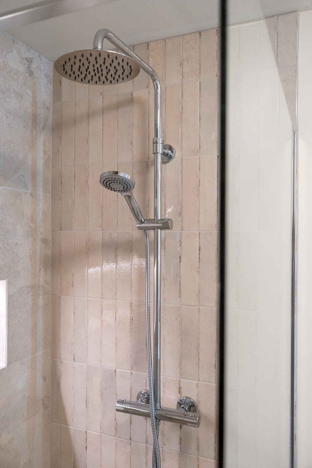 Stavfliser på dusjveggen gir et stilrent og moderne uttrykk. Galleribilde