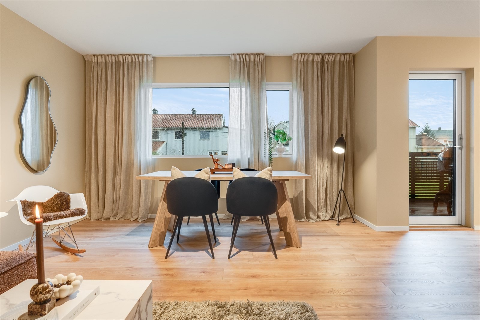 Fra stuen er det utgang til en koselig balkong, som fungerer som en naturlig forlengelse av oppholdsrommet og gir gode muligheter for avslapning. Galleribilde