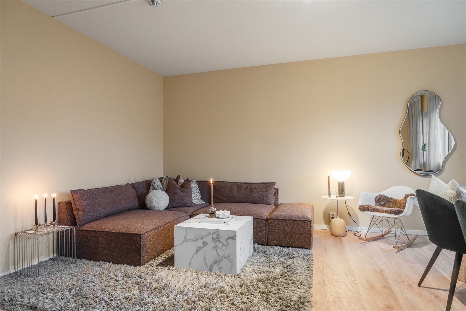 Rommet er malt i delikate og tidløse farger som er enkle å møblere og innrede etter egen stil. Galleribilde