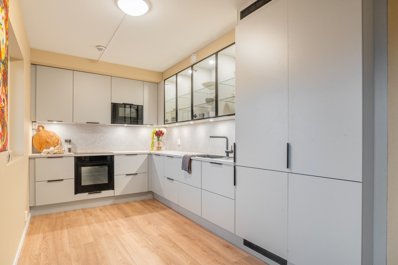 Kjøkkenet er godt utnyttet med god plass til matlaging og oppbevaring. Galleribilde