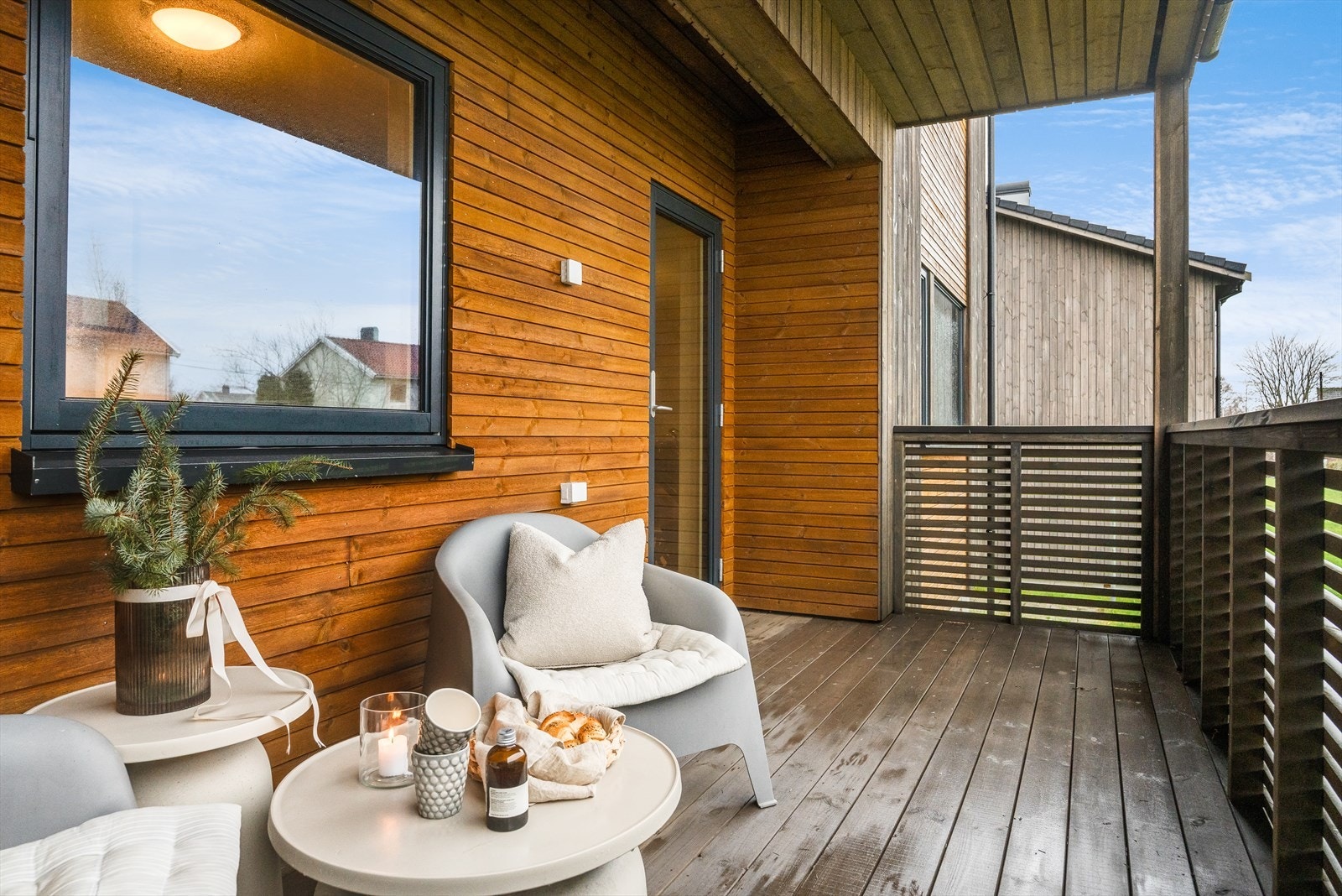 Terrassen har en god størrelse og gir fleksible muligheter for møblering. Galleribilde