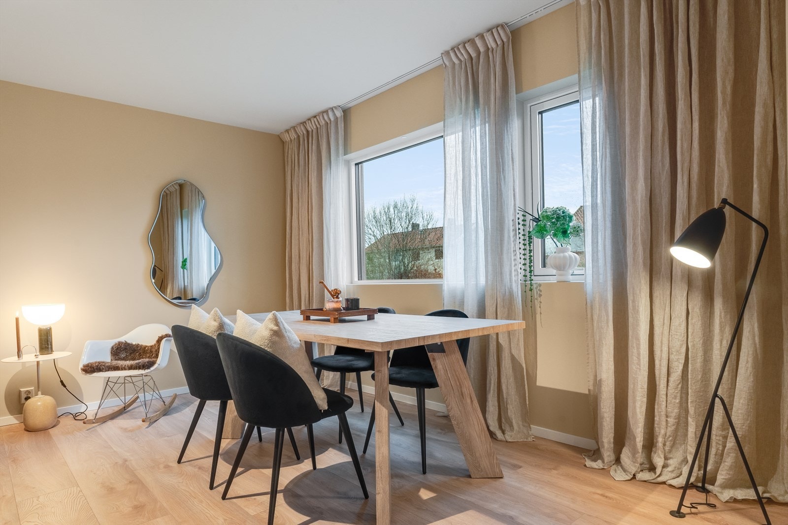 Rommet har god plass til både sofahjørne og spisebord, og den åpne løsningen gir en naturlig og fin sammenheng med kjøkkenet. Galleribilde