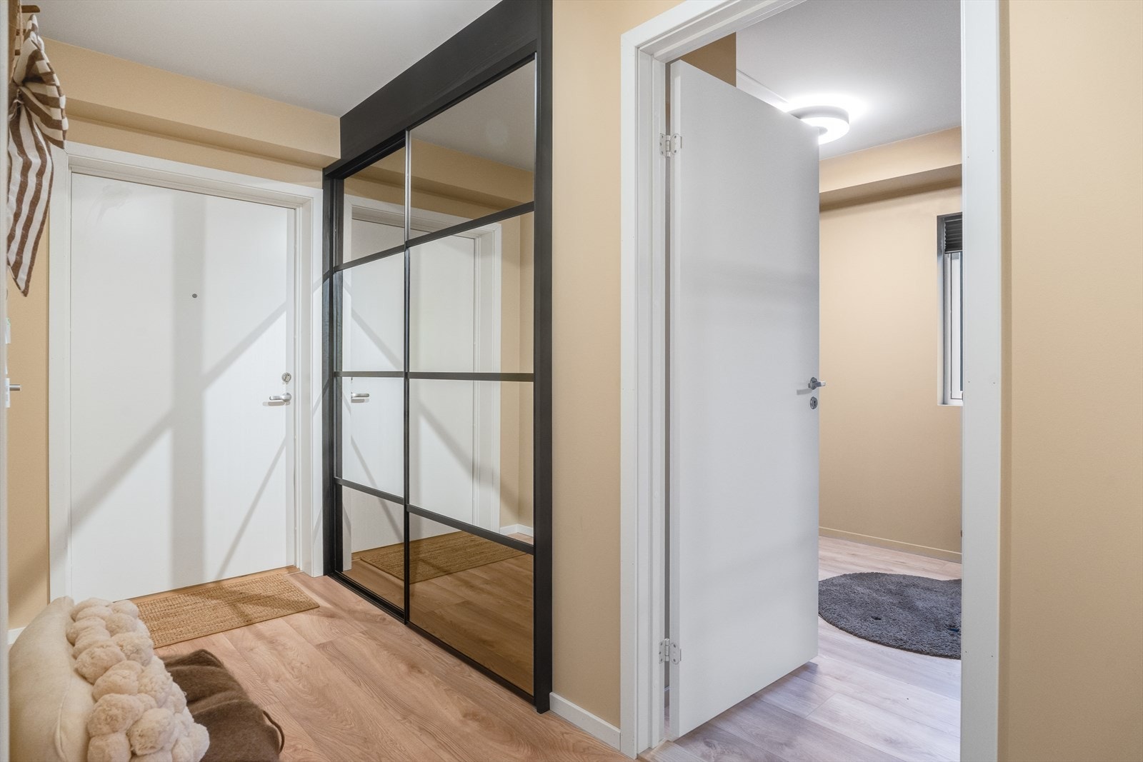 innbydende entre med plass til oppheng av yttertøy. Galleribilde