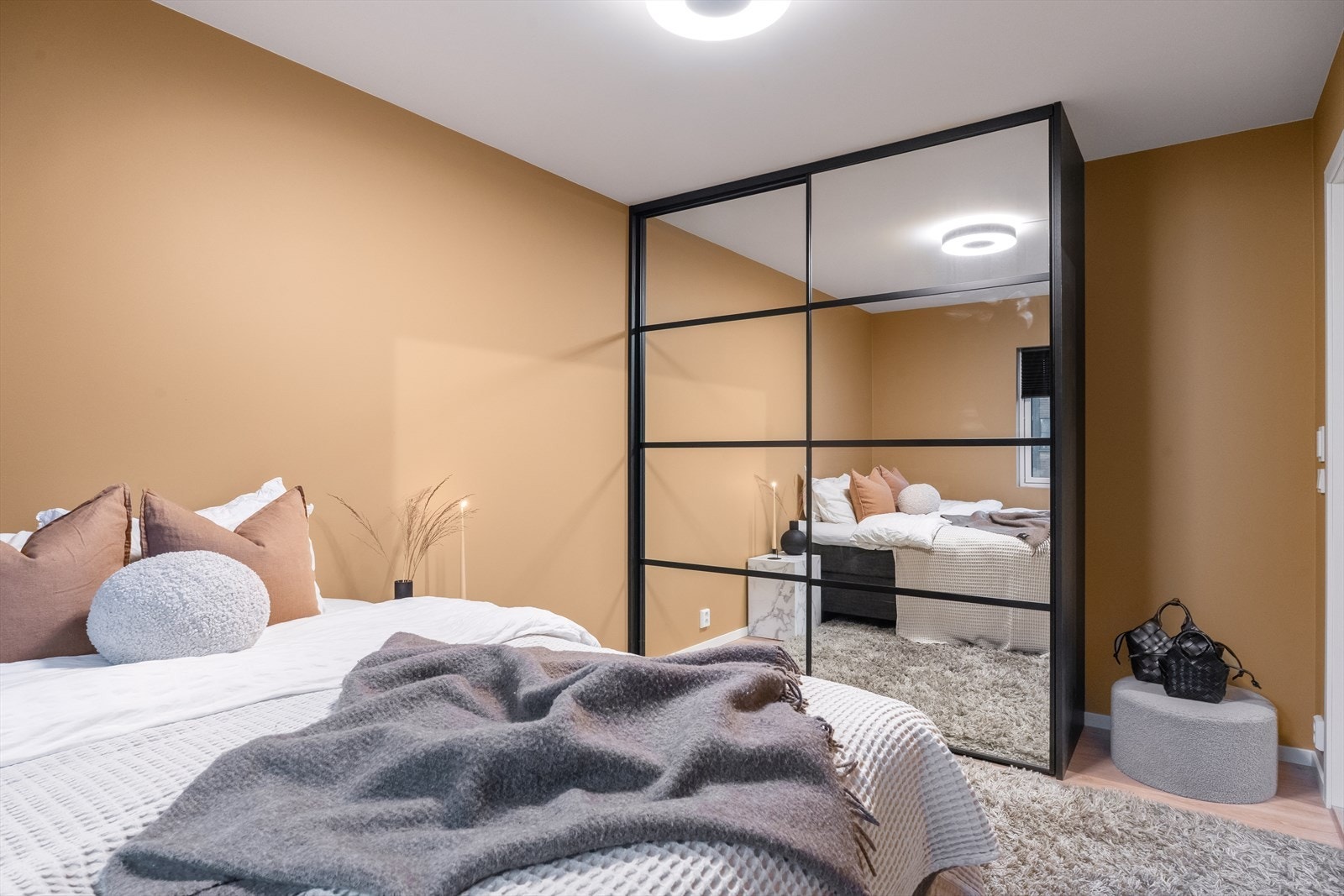 Romslig soverom med stort garderobeskap og god oppbevaringsplass. Galleribilde