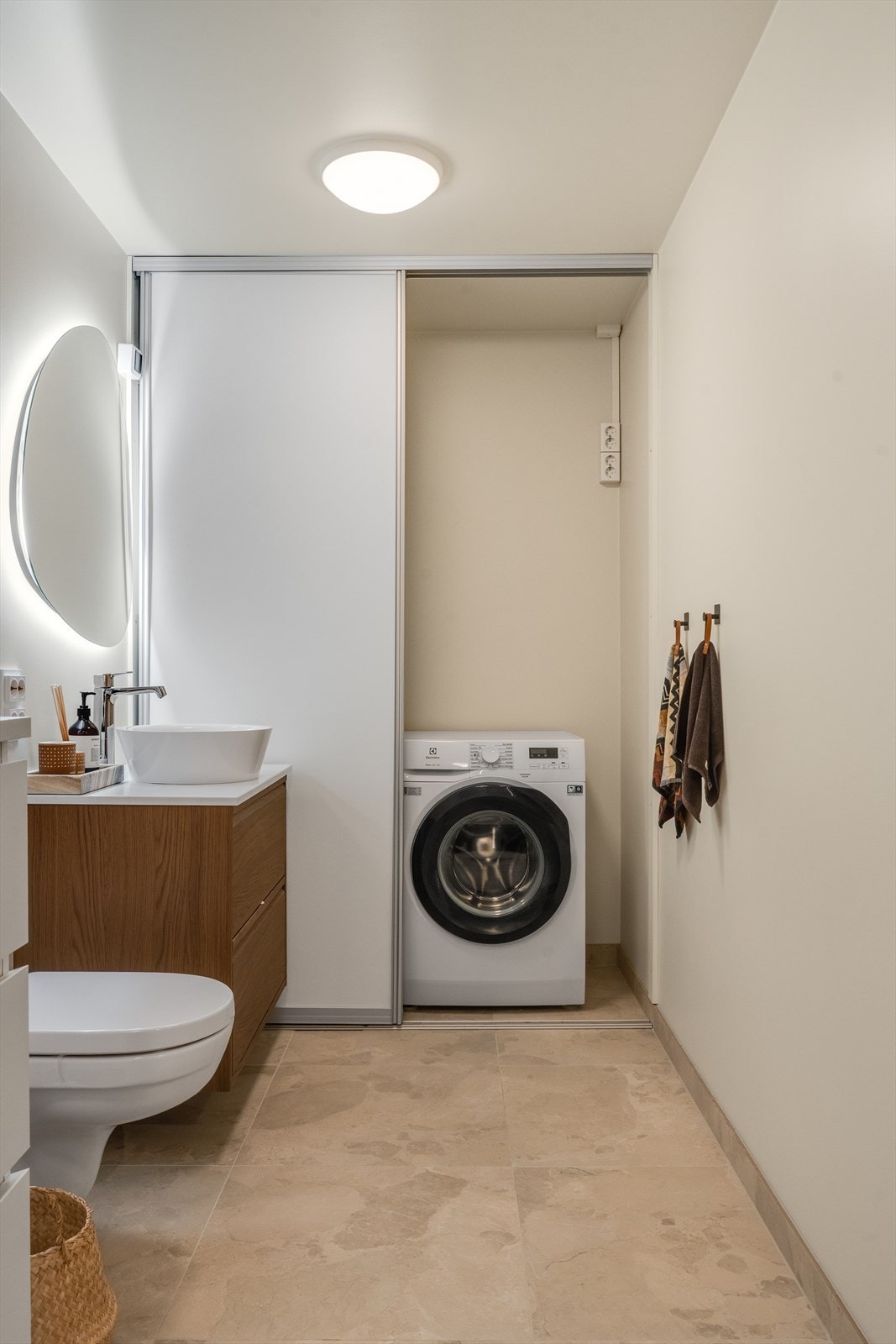 Smart skjult vaskeromsdel med opplegg for vaskemaskin og plass til tørketrommel. Galleribilde